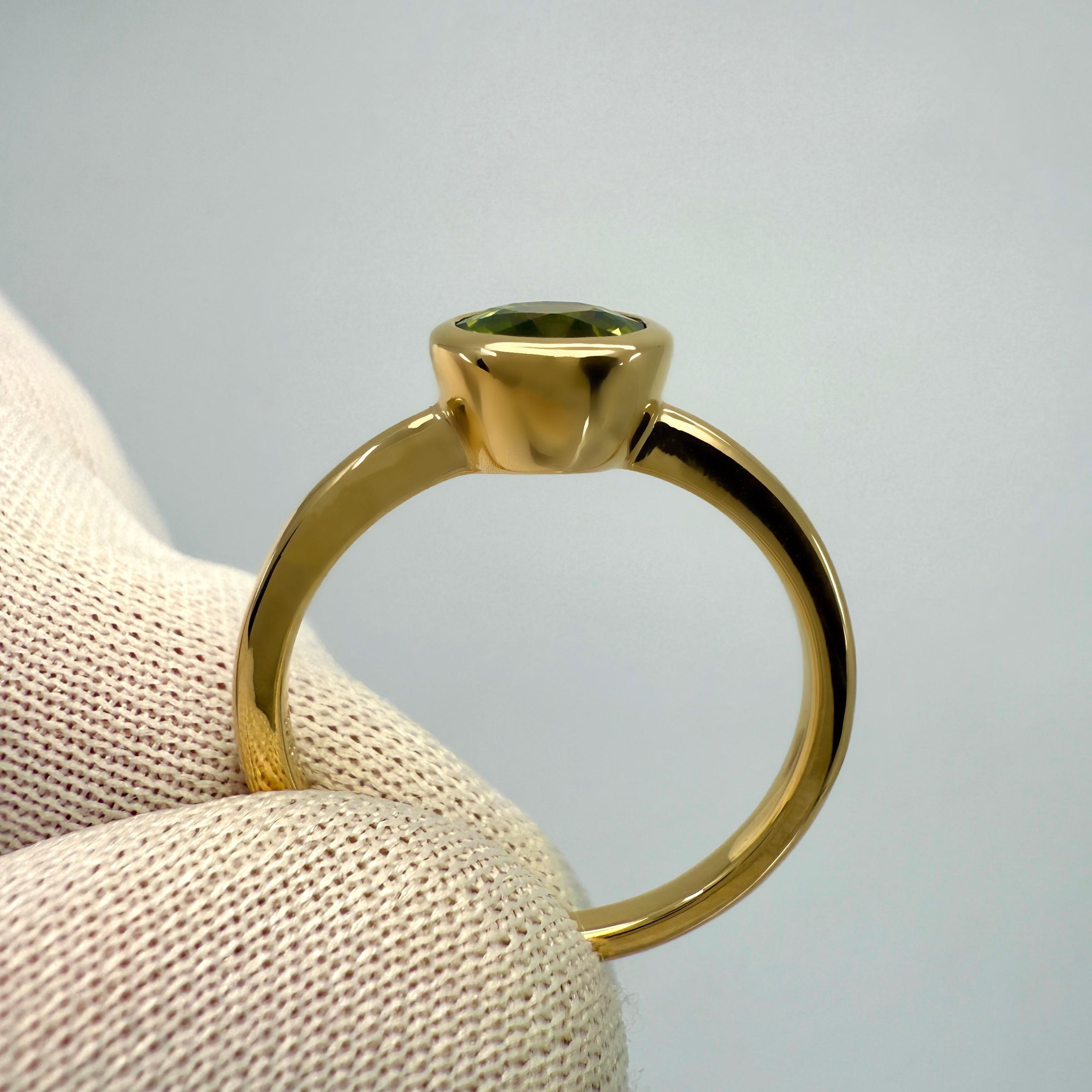 1.20ct Vivid Green Sapphire Round Cut Solitaire Bezel Set en or jaune 18k Unisexe en vente