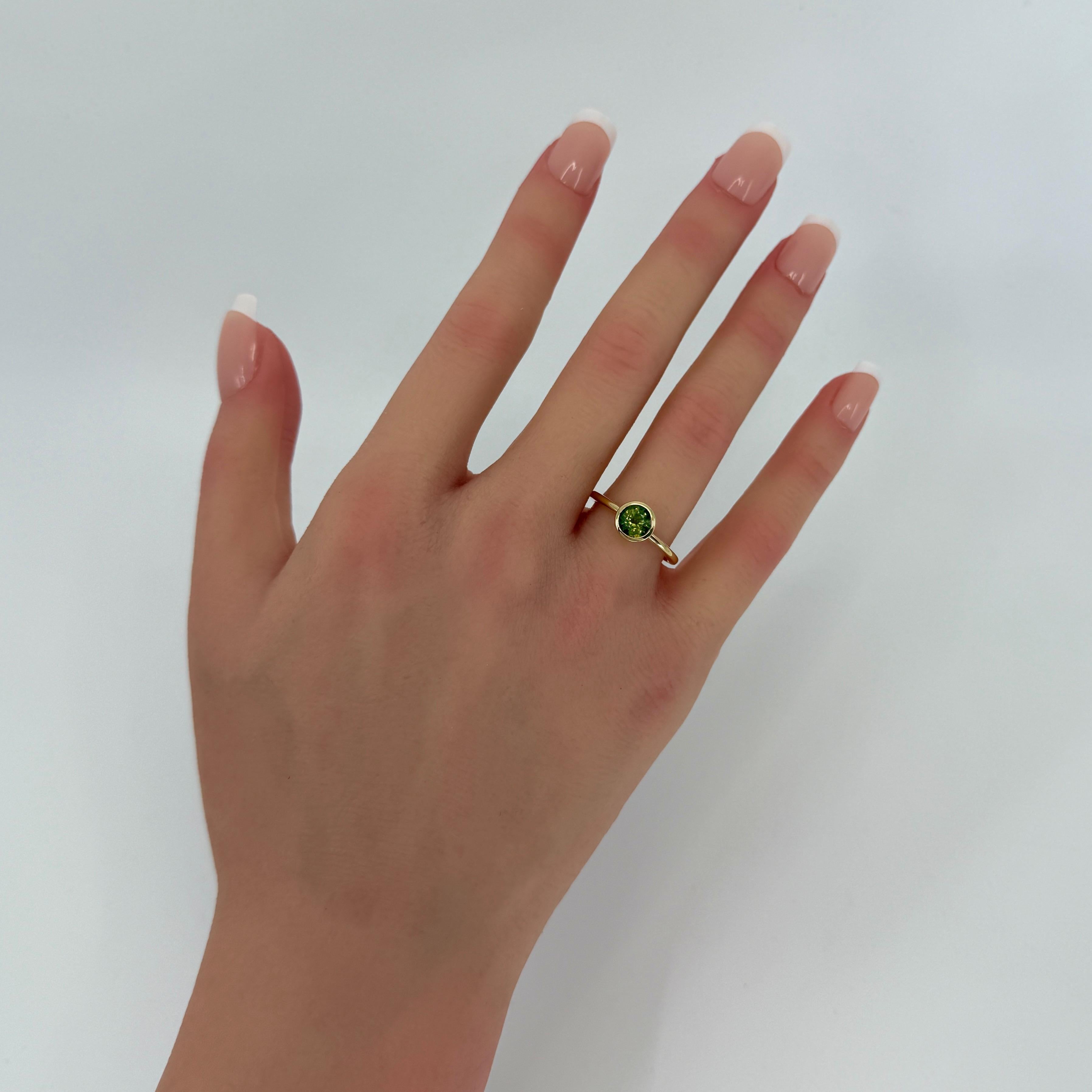 1.20ct Vivid Green Sapphire Round Cut Solitaire Bezel Set en or jaune 18k en vente 2