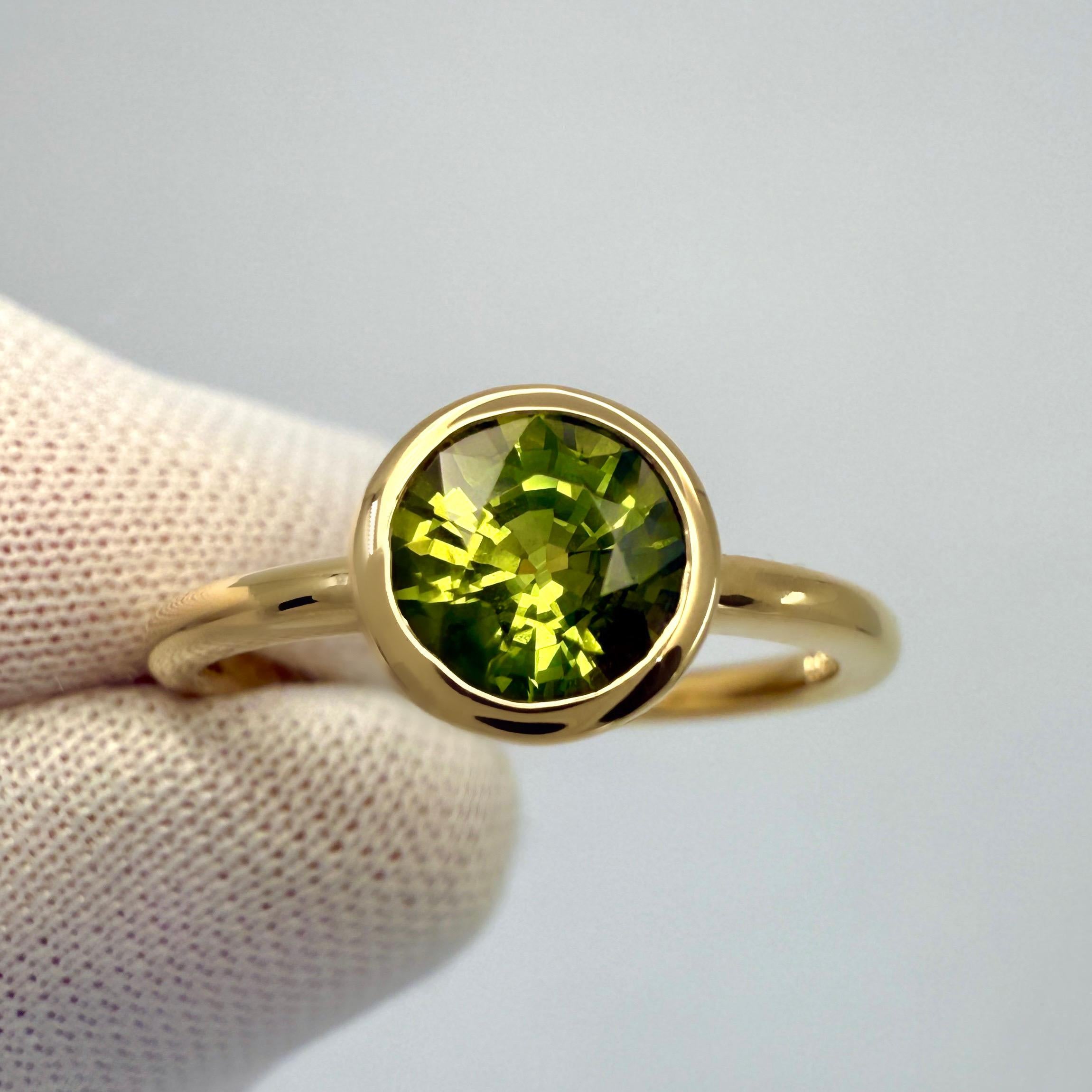 1.20ct Vivid Green Sapphire Round Cut Solitaire Bezel Set en or jaune 18k en vente 3