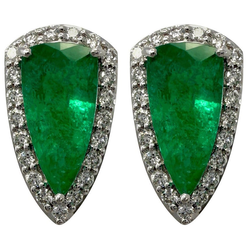 Orecchini a goccia con smeraldo verde vivo e diamanti in oro bianco 18 carati in vendita