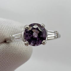 1,20 Karat Spinell in leuchtendem Lila-Violett und Diamant – Dreistein-Ring aus Platin – Größenanpassung