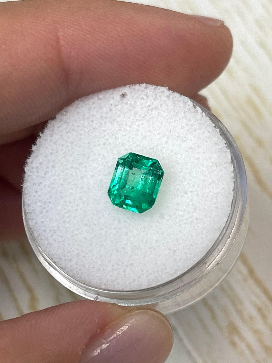 Modern 1.20ct Yellowish Green Emerald Cut Colombian Gem 7x6 Genuine May Birthstone For Sale