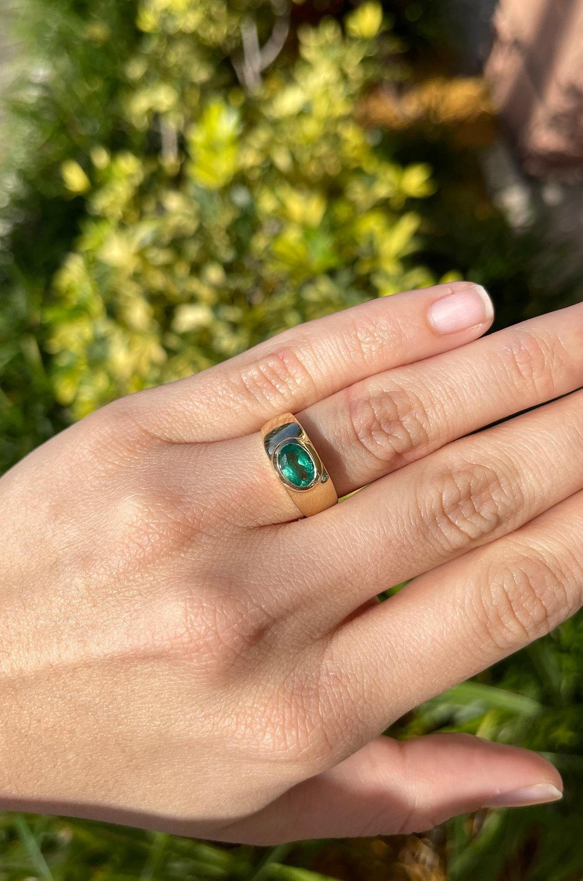 1.20tcw 14K Lebendiger tiefgrüner kolumbianischer Smaragd Oval Solitär Gold Gypsy Ring (Moderne)