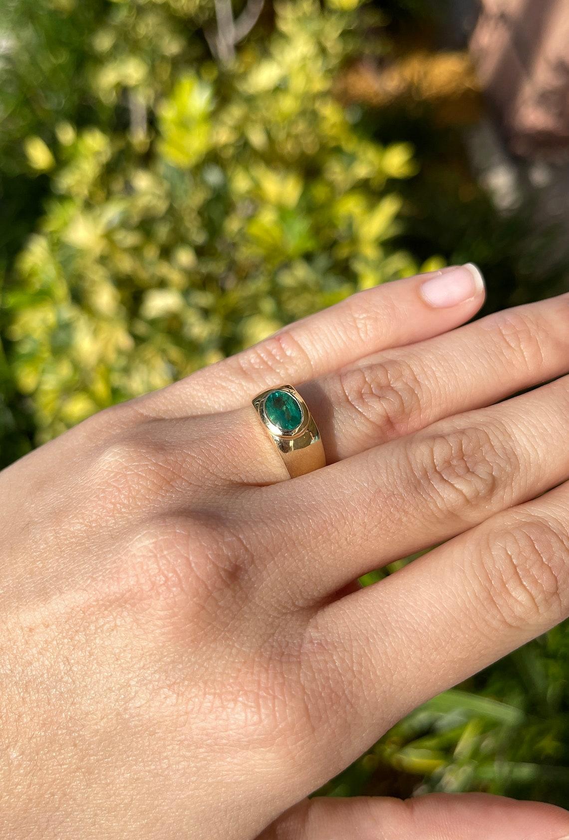 1.20tcw 14K Lebendiger tiefgrüner kolumbianischer Smaragd Oval Solitär Gold Gypsy Ring (Ovalschliff)