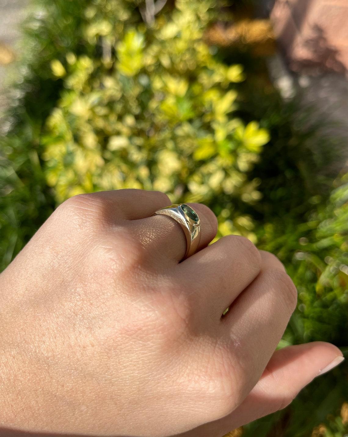 1.20tcw 14K Lebendiger tiefgrüner kolumbianischer Smaragd Oval Solitär Gold Gypsy Ring im Zustand „Neu“ in Jupiter, FL
