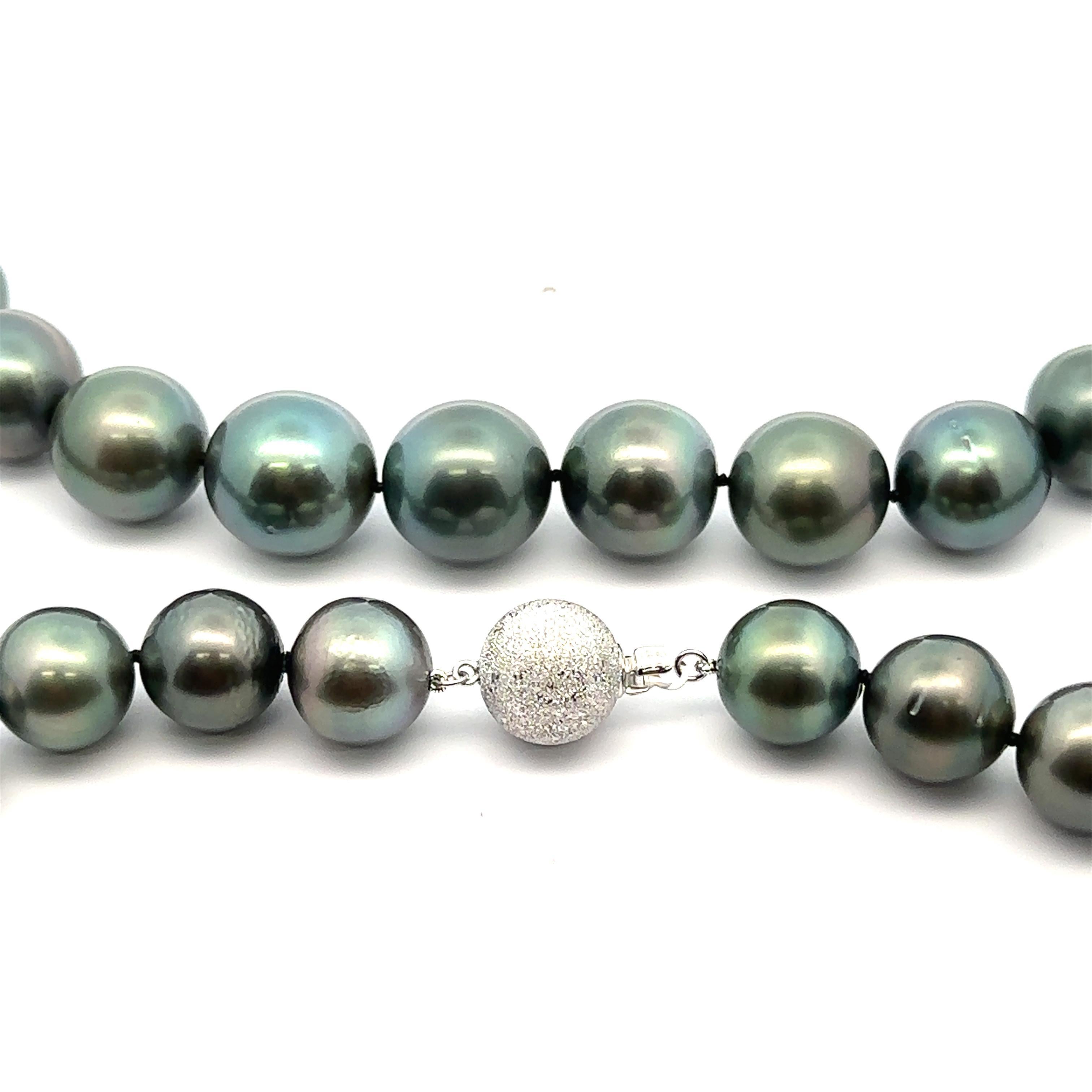 --Pierre(s) :...
(33) Véritables perles de culture de Tahiti - Formes rondes - Belle couleur - Couleur grise - Quelques défauts de surface - Beau lustre - 12.1mm à 14.7mm (approx.)

MATERIAL : String avec fermoir en or blanc massif (14k)
Poids :