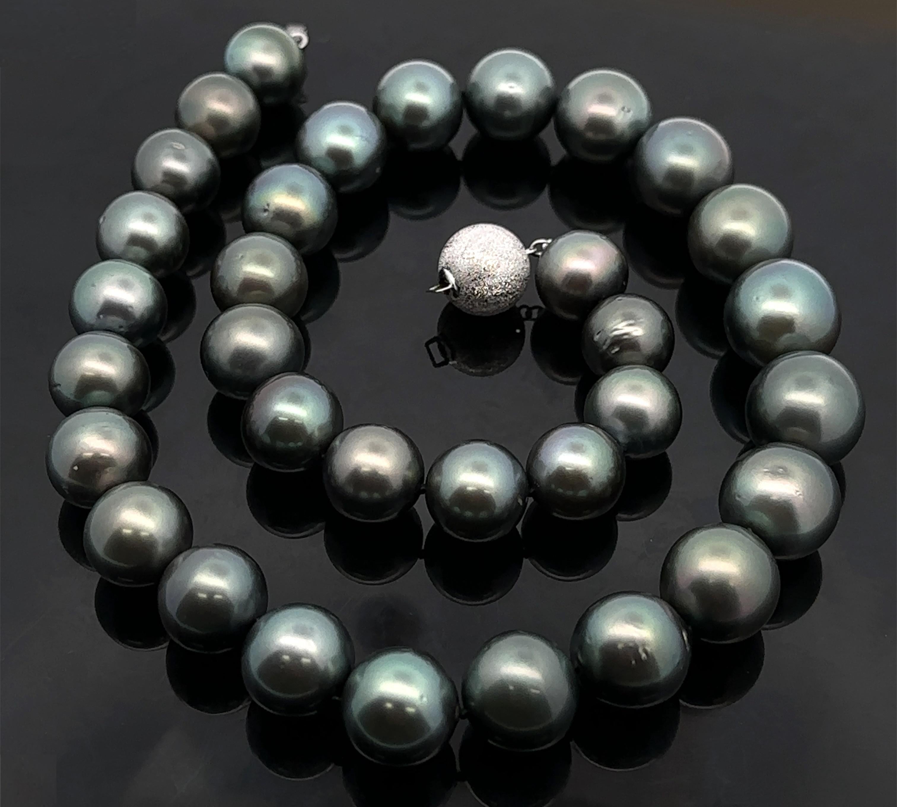 Taille ronde Collier de perles de Tahiti 12.1-14.7mm avec fermoir Ball and Ball en or blanc 14k en vente