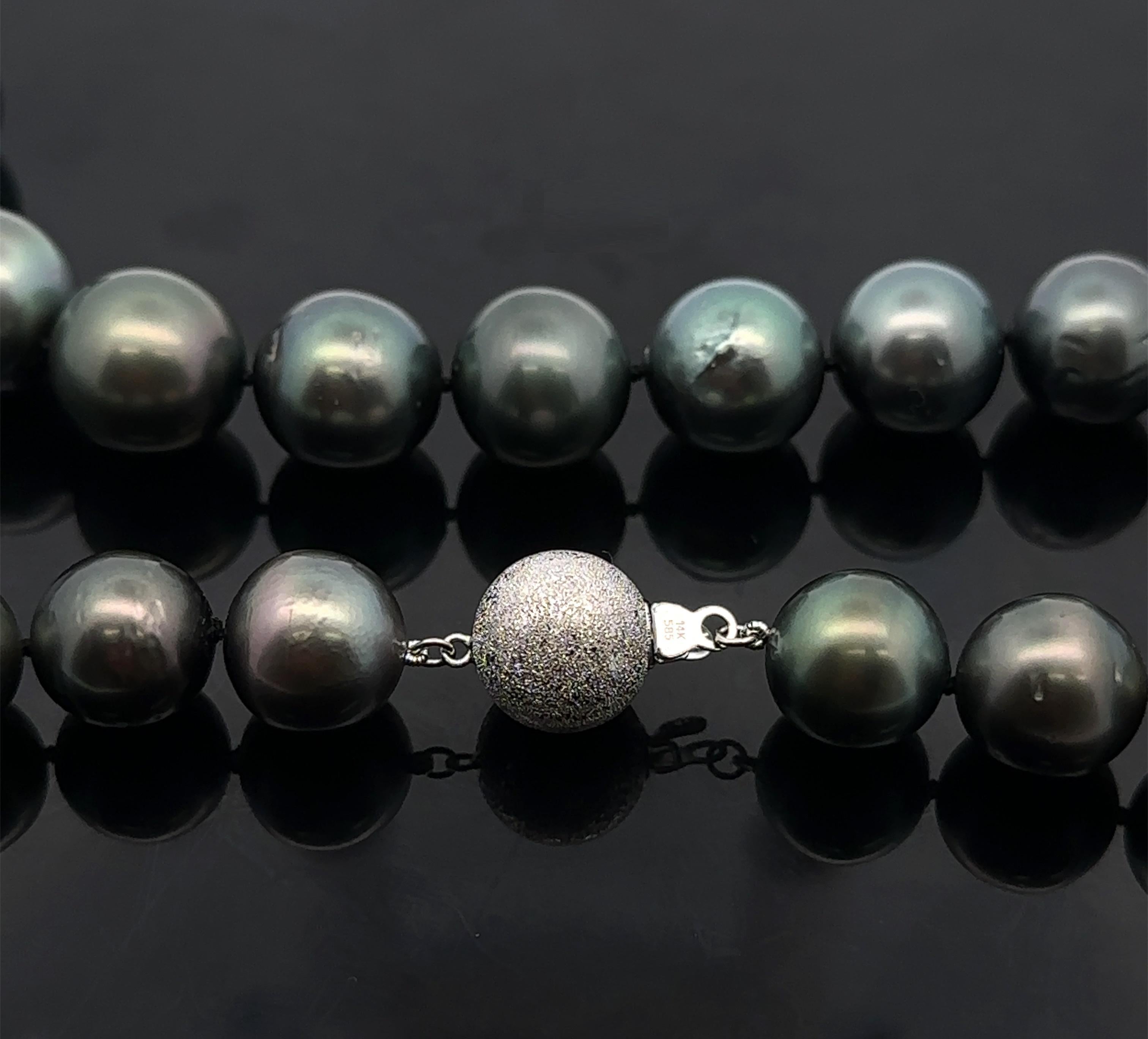 Collier de perles de Tahiti 12.1-14.7mm avec fermoir Ball and Ball en or blanc 14k Excellent état - En vente à Montclair, NJ