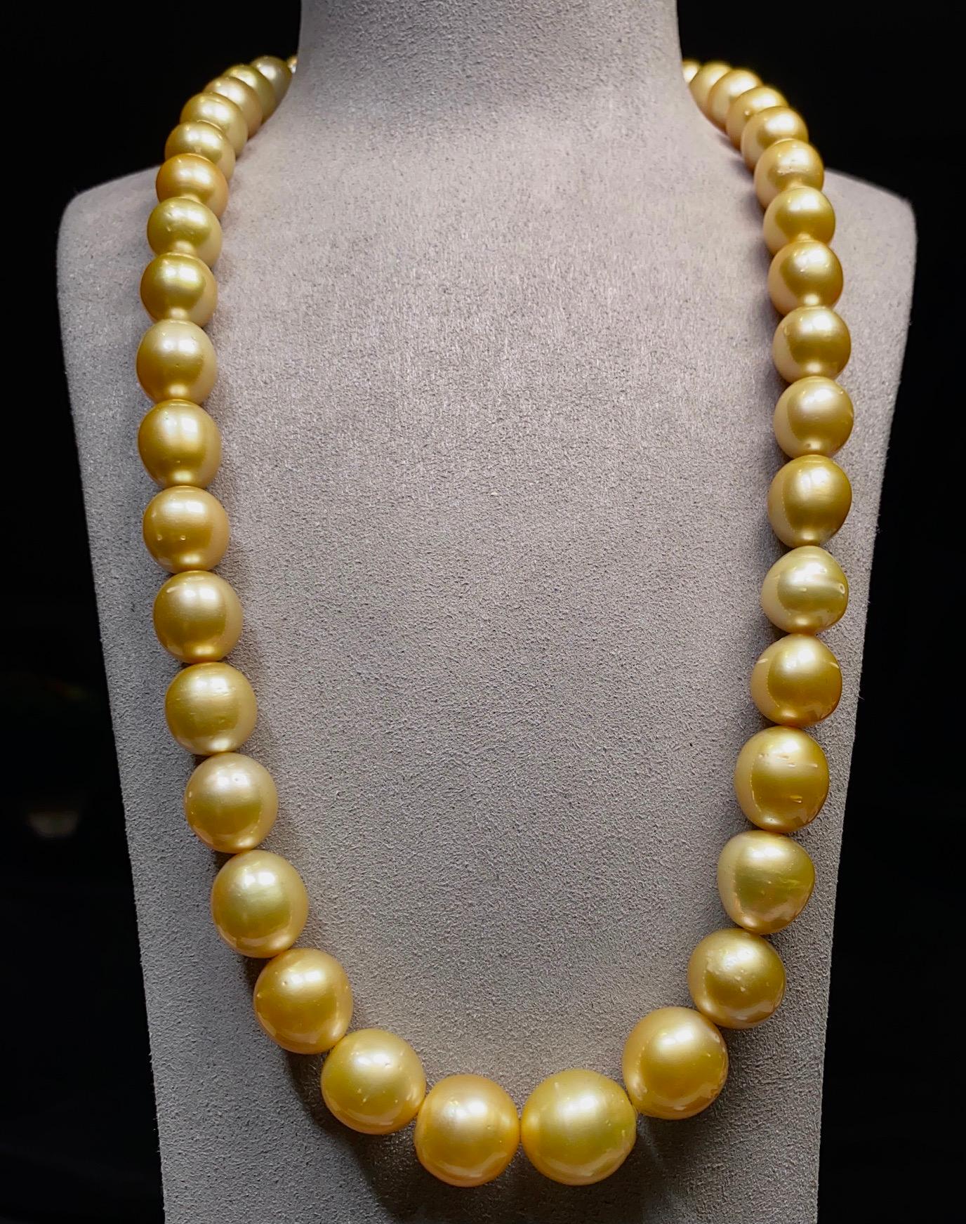 Ein Strang goldener Südseeperlen mit einem Verschluss aus 18 Karat Gold. Die Perlen sind von goldgelber Farbe mit grünem Überton. Dies ist eine große Halskette, da die größte Perle 16 mm misst.

Die goldenen Südseeperlen sind zwischen 12,1 mm und 16