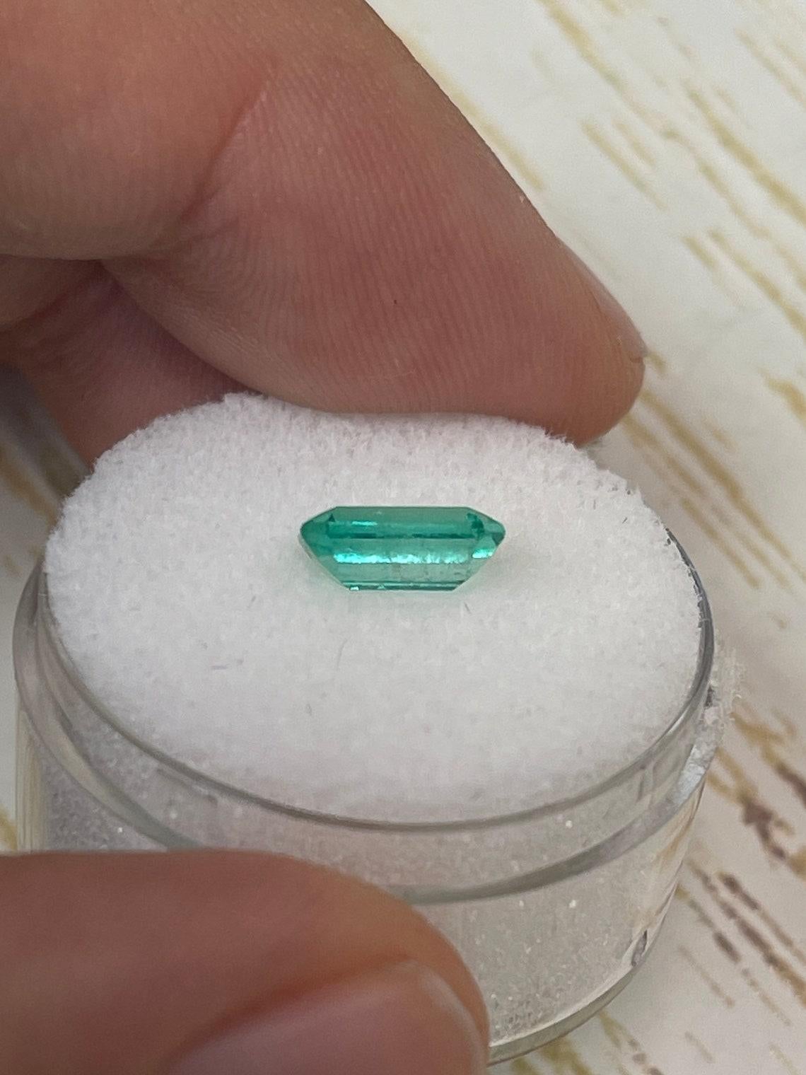 Women's 1.21 Carat 8.5x5mm Natural Colombian Emerald - Elongated Cut Medium Green May For Sale