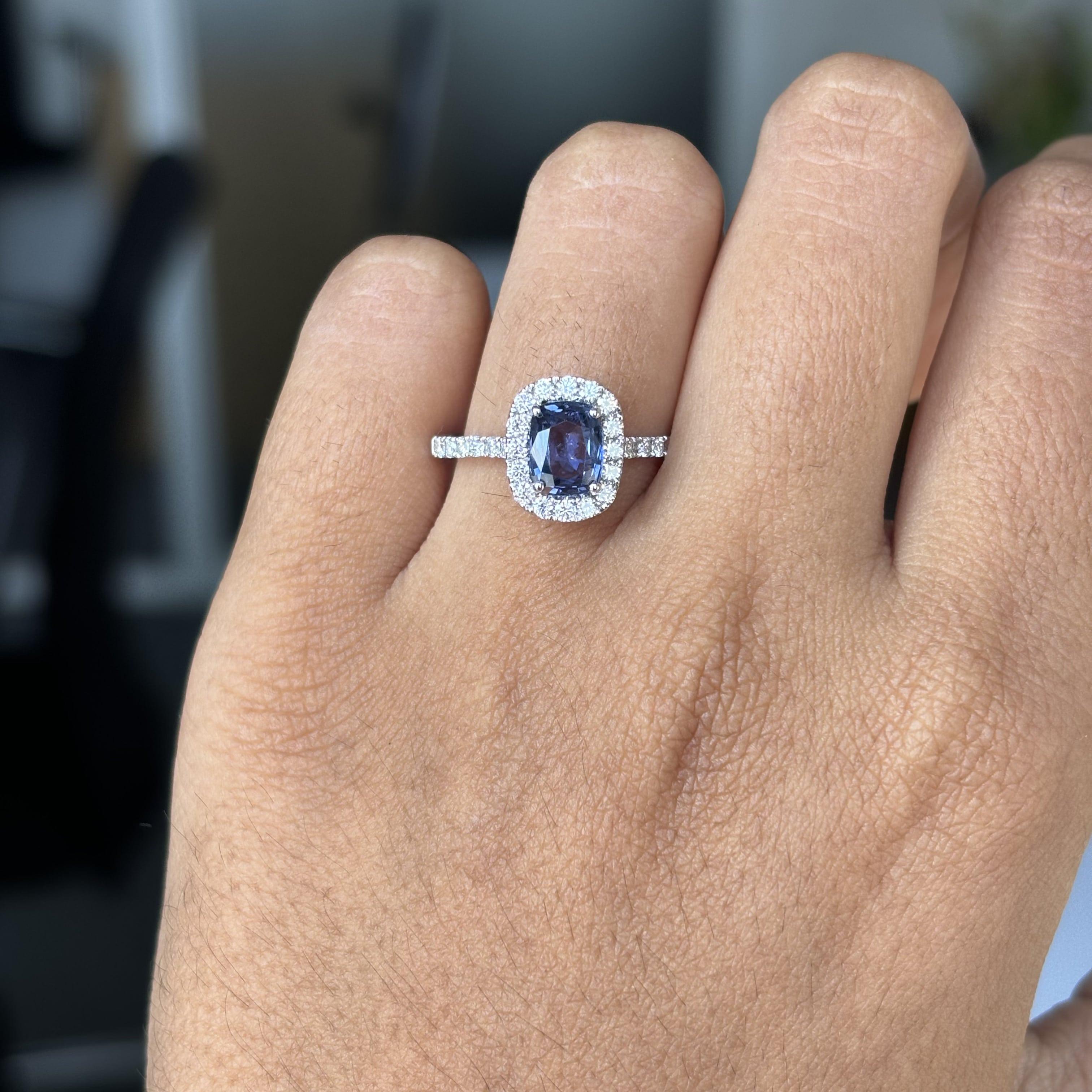 1.21 Carat Ceylon Blue Sapphire Ring with Halo Diamonds in 14K White Gold In New Condition For Sale In Bangkok, TH