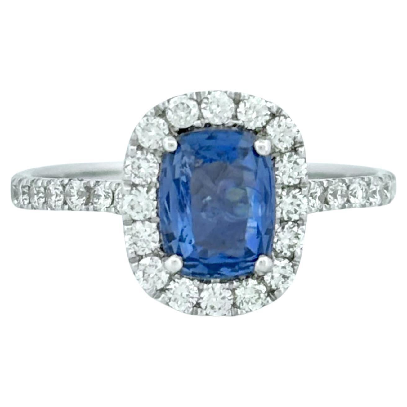 Bague saphir bleu de Ceylan de 1,21 carat avec halo de diamants en or blanc 14 carats