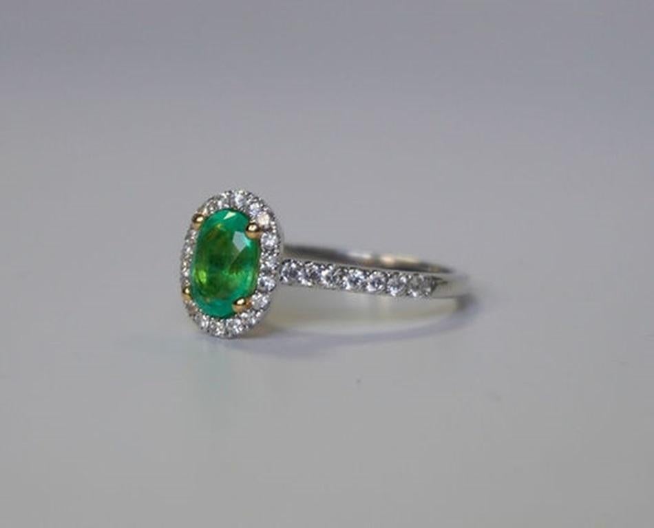 Oval Cut 1.21 Carat Colombian Emerald Oval Ring For Sale