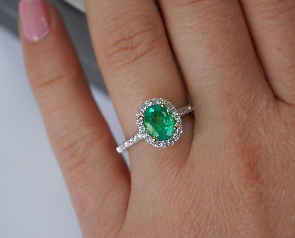 1.21 Carat Colombian Emerald Oval Ring In New Condition For Sale In New York, NY