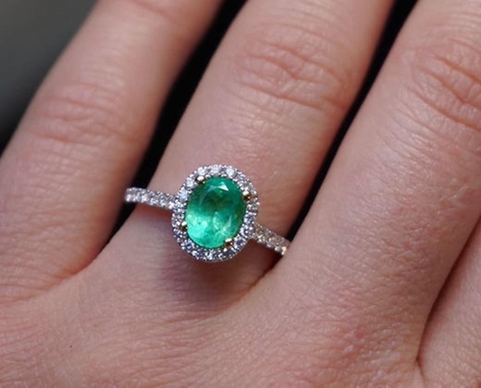 Women's 1.21 Carat Colombian Emerald Oval Ring For Sale