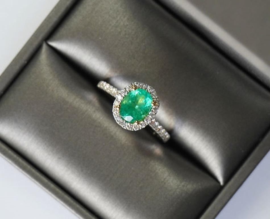 1.21 Carat Colombian Emerald Oval Ring For Sale 1