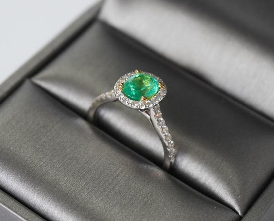 1.21 Carat Colombian Emerald Oval Ring For Sale 2