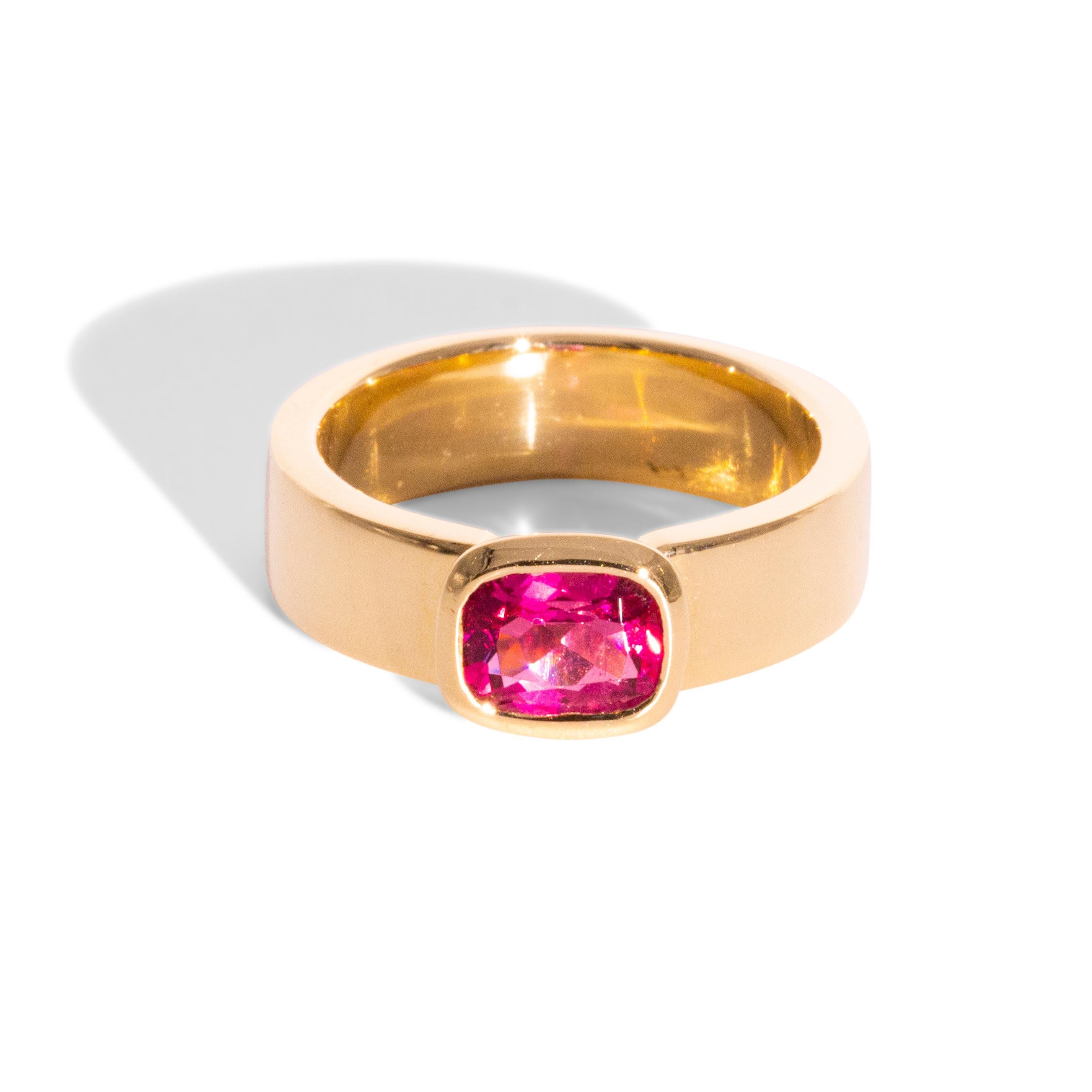 Contemporary 1.21 Carat Cushion Cut Pink Tourmaline 18 Carat Yellow Gold Cocktail Ring For Sale