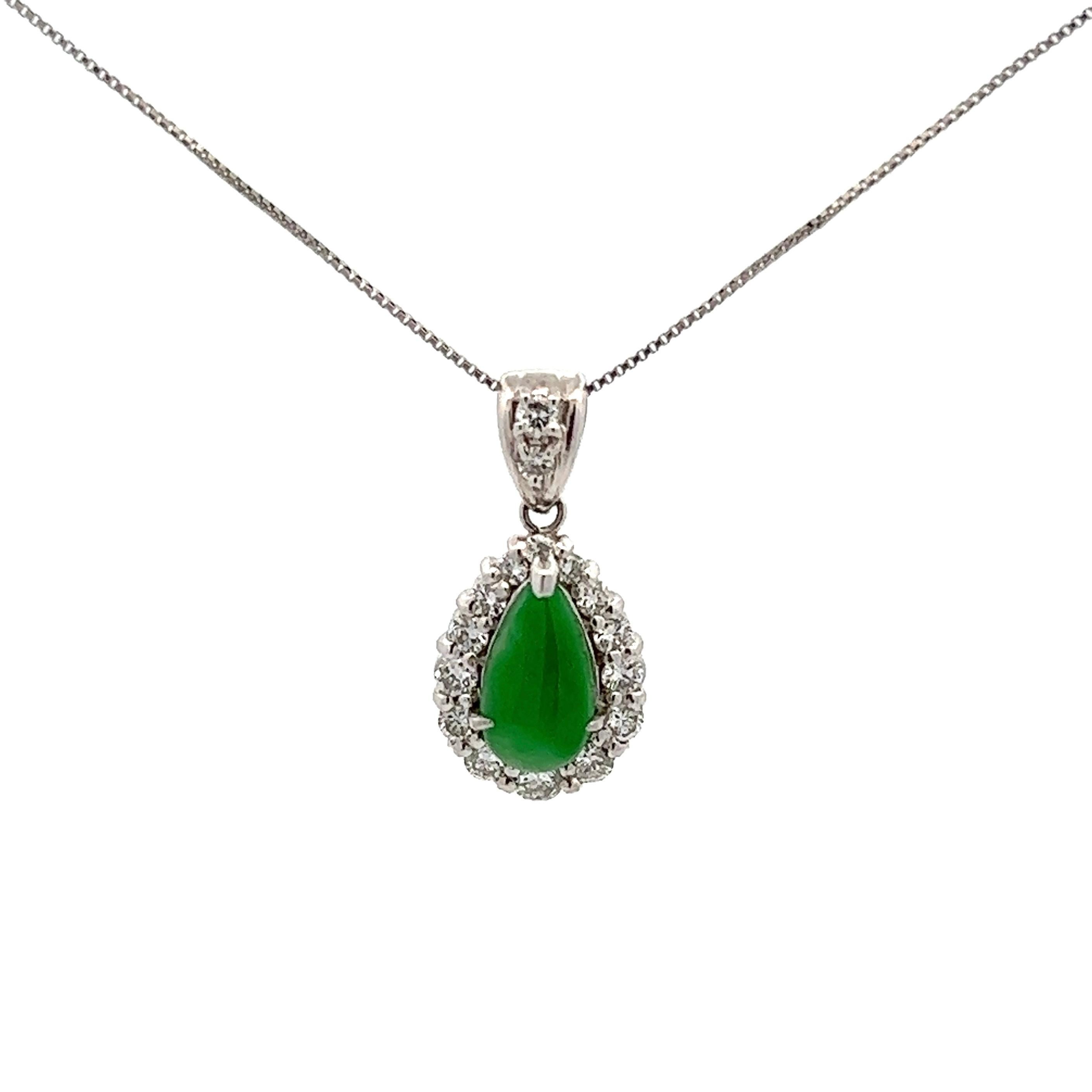 Sencillamente hermoso Jade de jadeíta Grado A Forma de pera con un peso aproximado de 1,21 quilates GIA nº 6224572955, rodeado de diamantes, con un peso aproximado de 0,51 tcw. Suspendida de una Cadena de 16