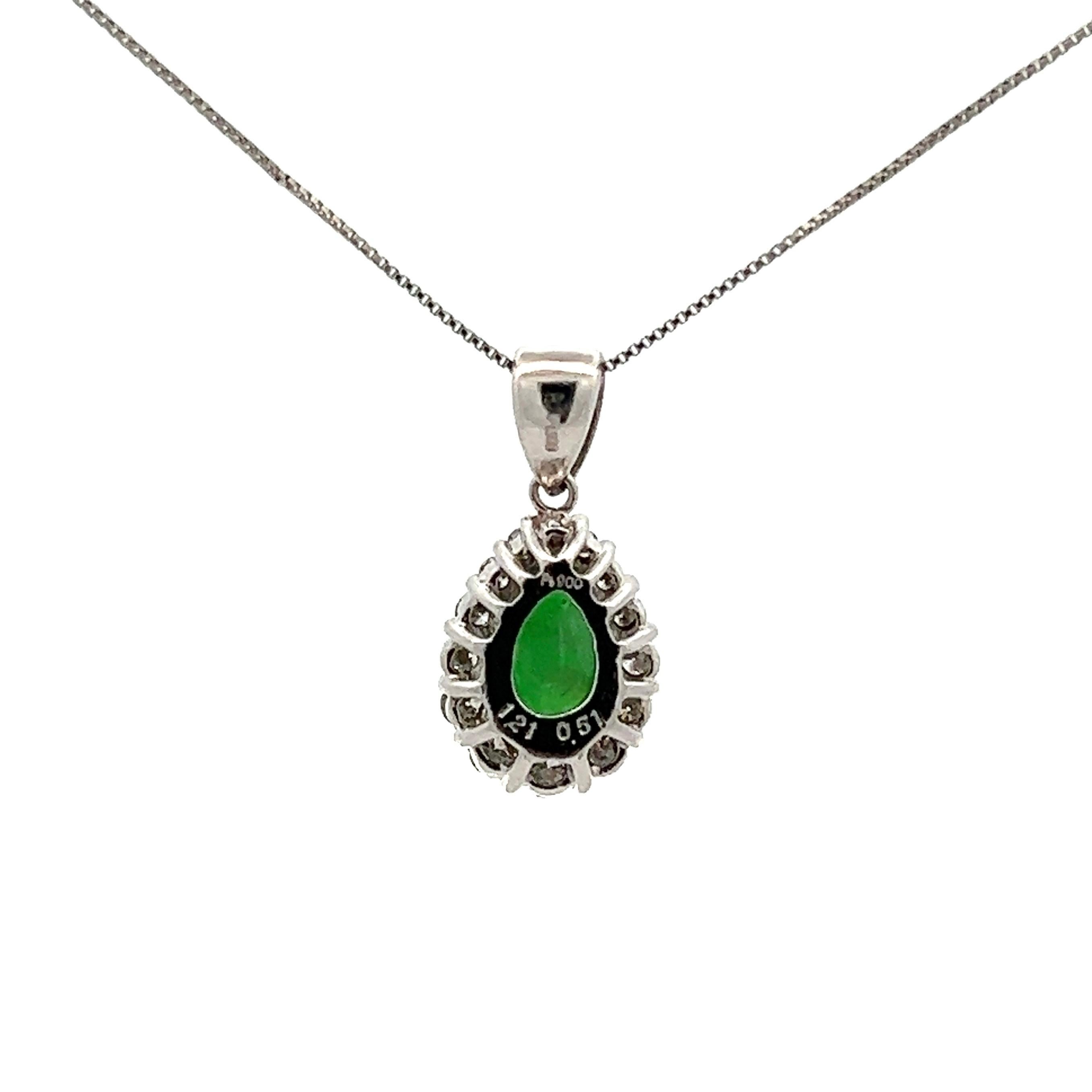 1.21 Carat Jadeite Jade GIA and Diamond Platinum Necklace Estate Fine Jewelry In Excellent Condition For Sale In Montreal, QC