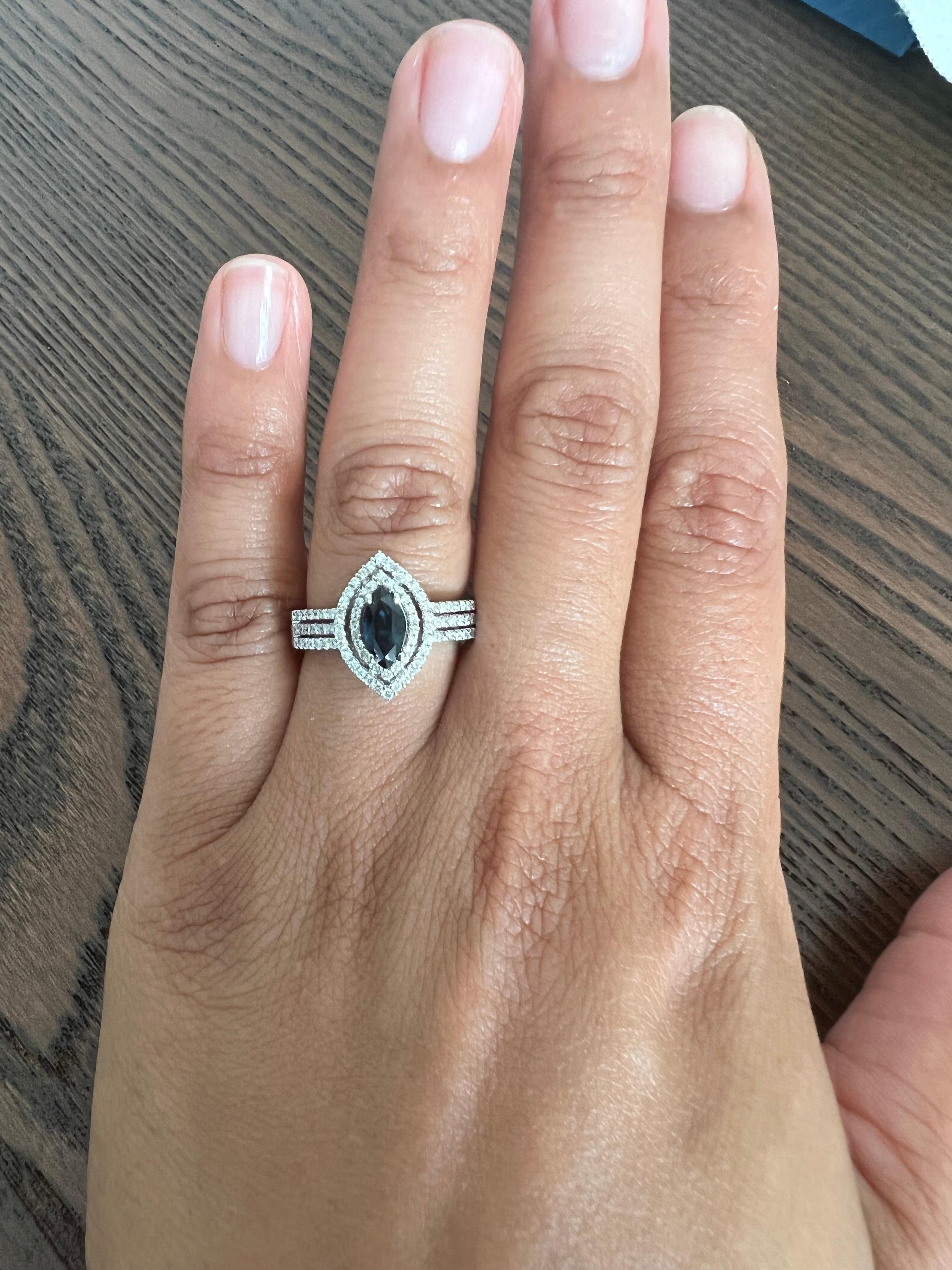 Bague en or blanc avec saphir bleu de 1,21 carat et diamants Neuf - En vente à Los Angeles, CA