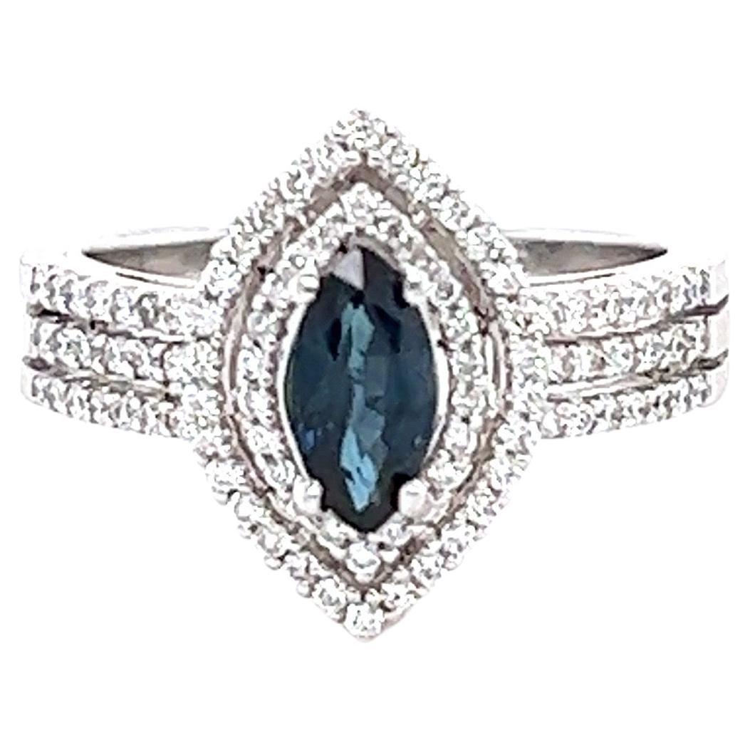 Bague en or blanc avec saphir bleu de 1,21 carat et diamants en vente