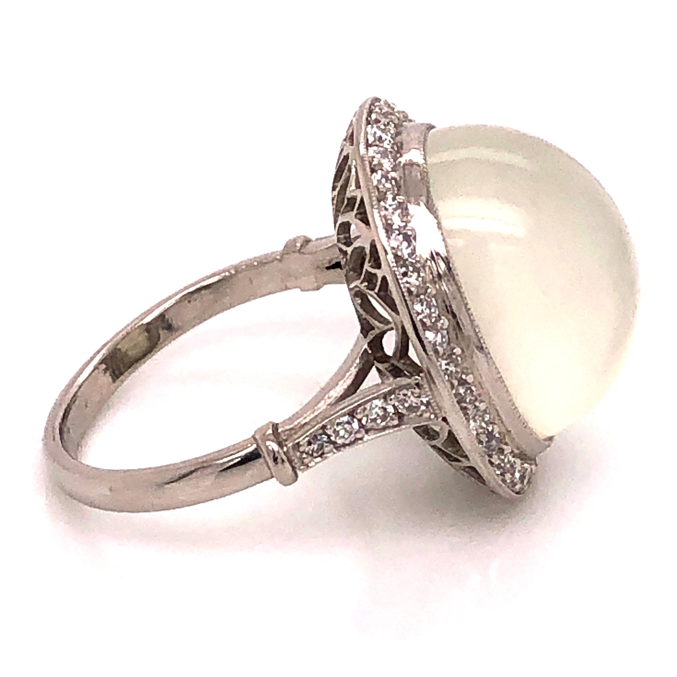 Einfach schön und fein detaillierte große Mondstein und Diamant-Cocktail-Ring. In der Mitte ein sicher von Hand gefasster Cabochon-Mondstein mit einem Gewicht von ca. 12,1 Karat, umgeben von Diamanten mit einem Gesamtgewicht von ca. 0,65 Karat.