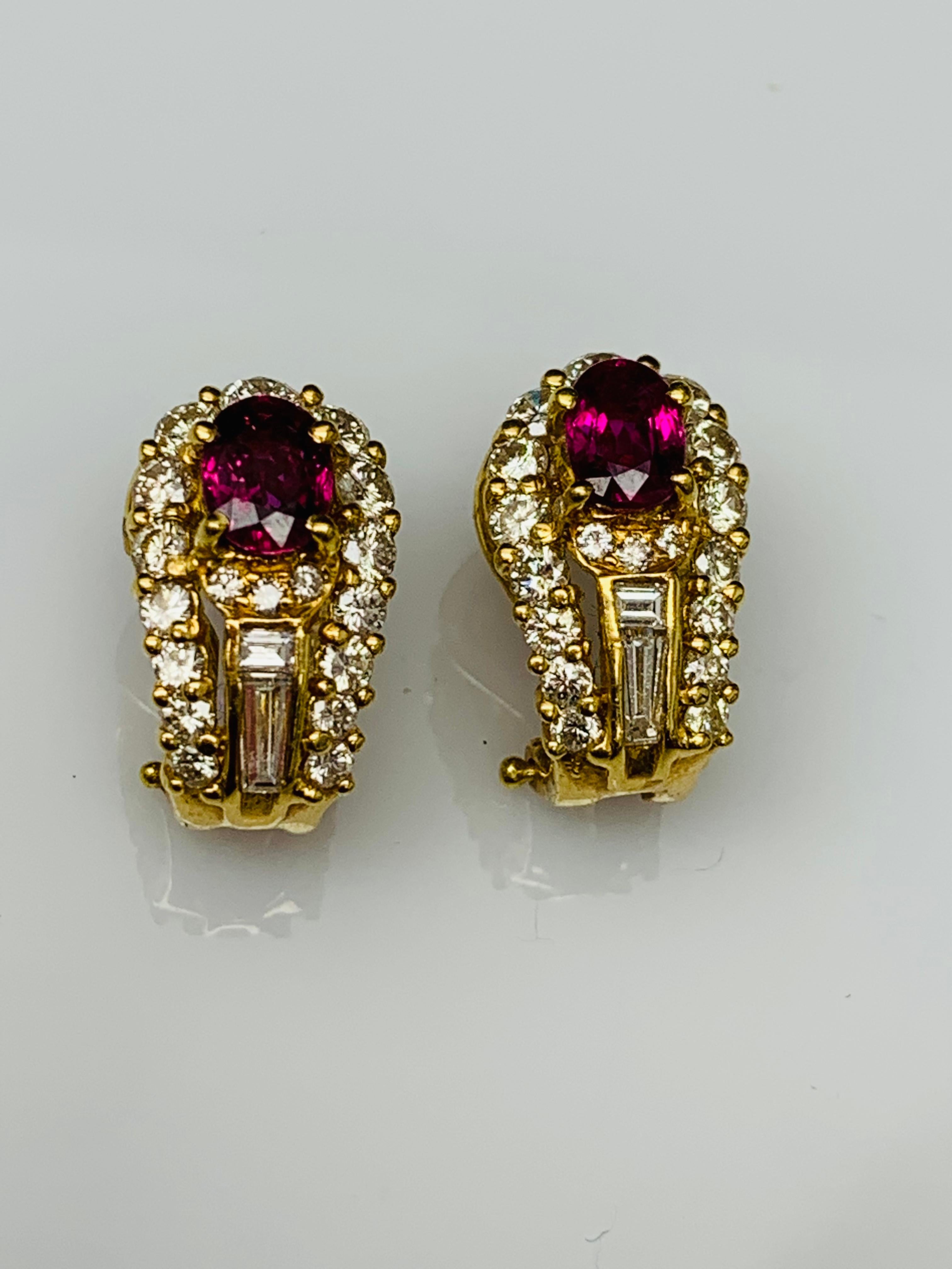 Boucles d'oreilles en or jaune 18 carats avec diamants et rubis de taille ovale de 1,21 carat en vente 7