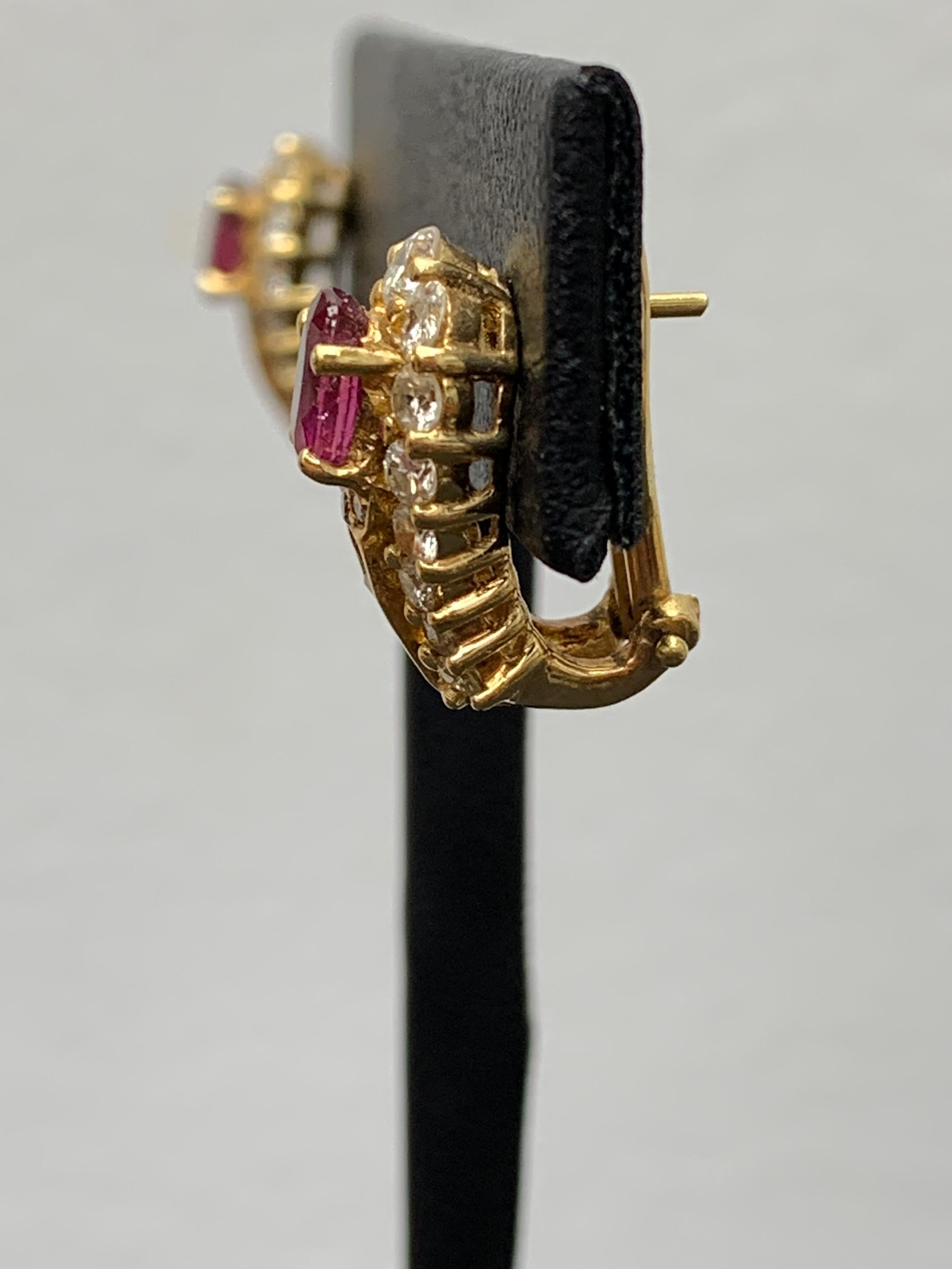 Moderne Boucles d'oreilles en or jaune 18 carats avec diamants et rubis de taille ovale de 1,21 carat en vente