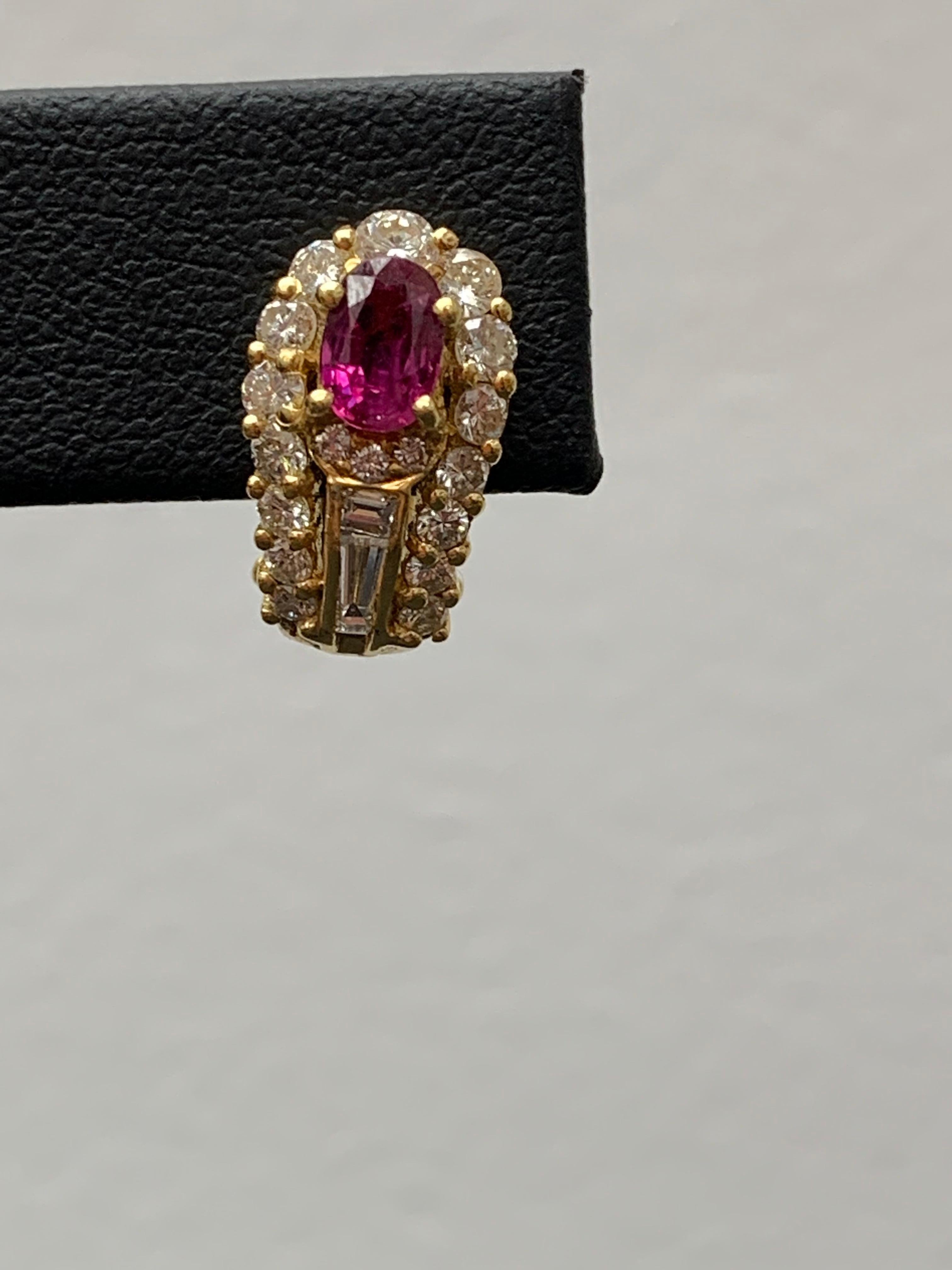 Taille ovale Boucles d'oreilles en or jaune 18 carats avec diamants et rubis de taille ovale de 1,21 carat en vente