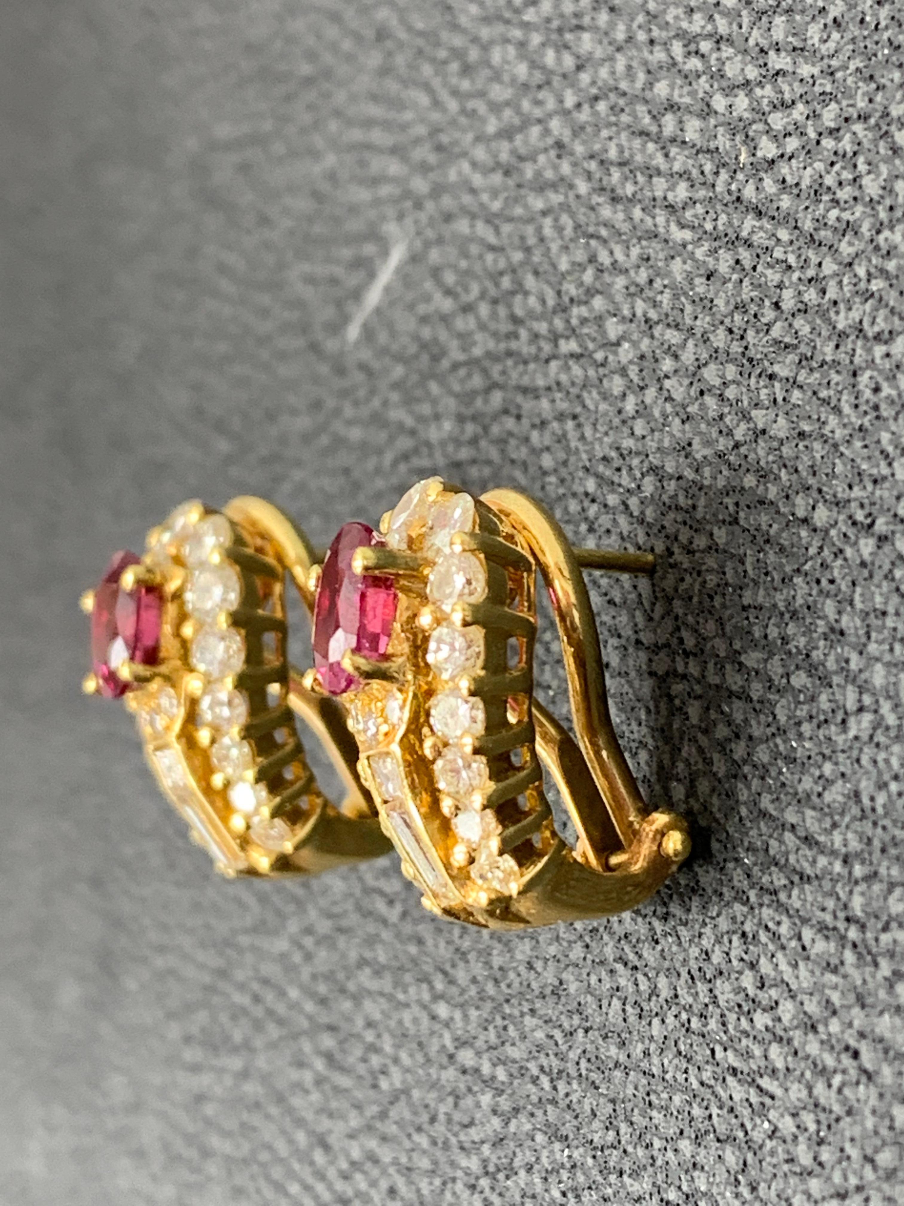 Boucles d'oreilles en or jaune 18 carats avec diamants et rubis de taille ovale de 1,21 carat en vente 3