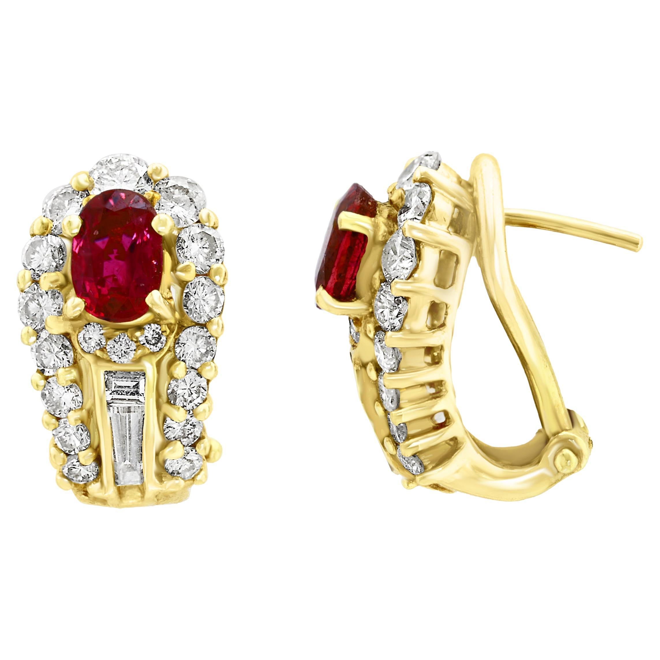 Boucles d'oreilles en or jaune 18 carats avec diamants et rubis de taille ovale de 1,21 carat en vente