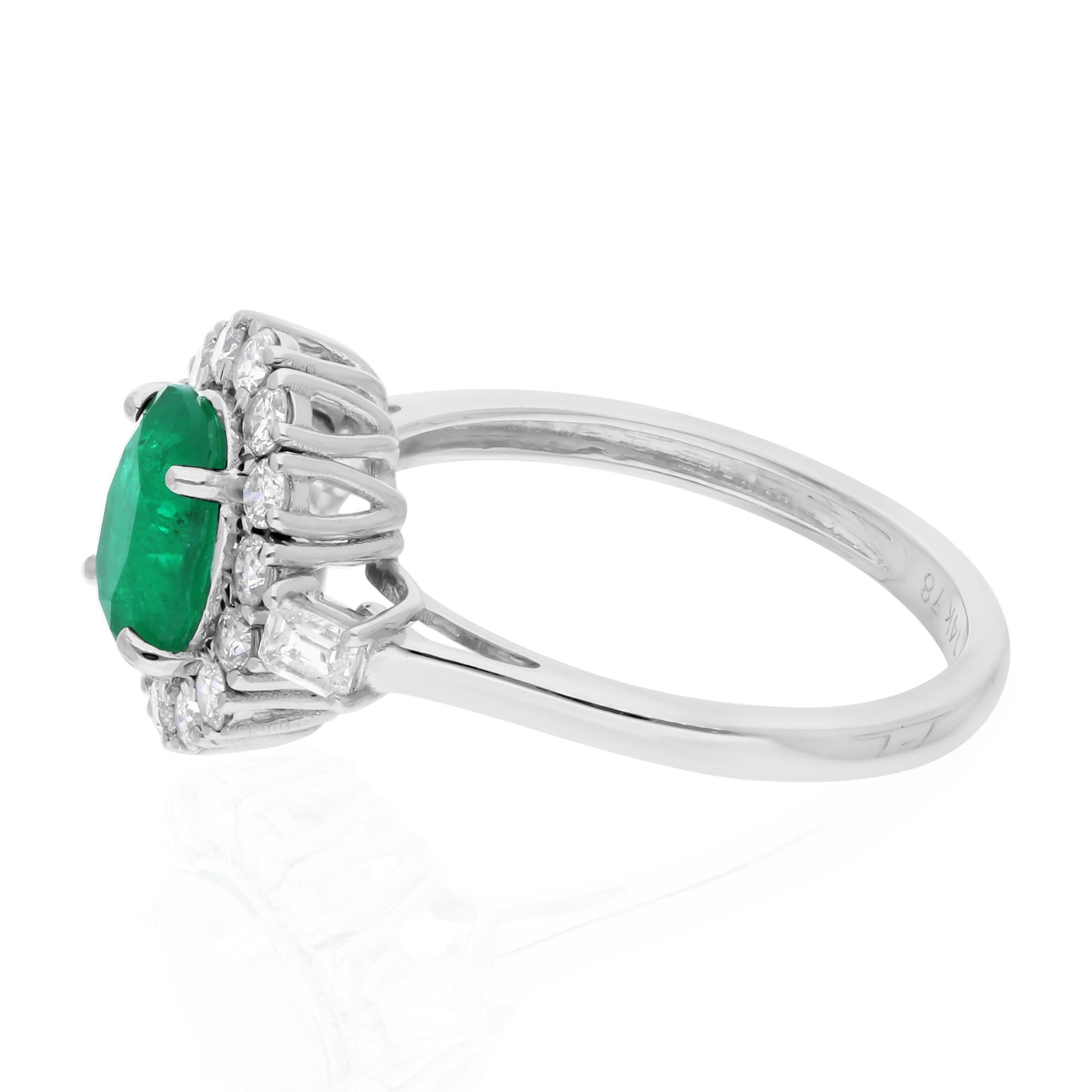 Fundido en oro de 14 quilates, este exquisito anillo está engastado con una esmeralda zambiana de 1,21 quilates y 0,80 quilates de brillantes diamantes.

El anillo es de la talla 7 US y puede cambiarse de talla a una mayor o menor si se solicita.