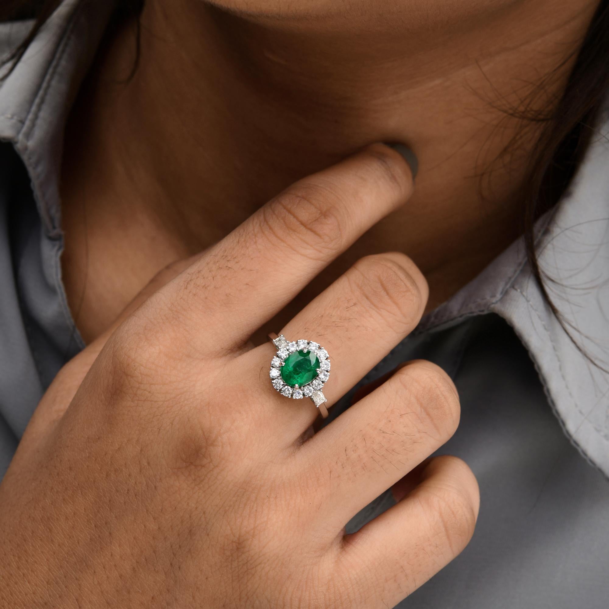 Anillo de esmeralda zambiana oval de 1,21 quilates Diamante SI/HI de 0,80 quilates Oro blanco de 14k Corte oval en venta