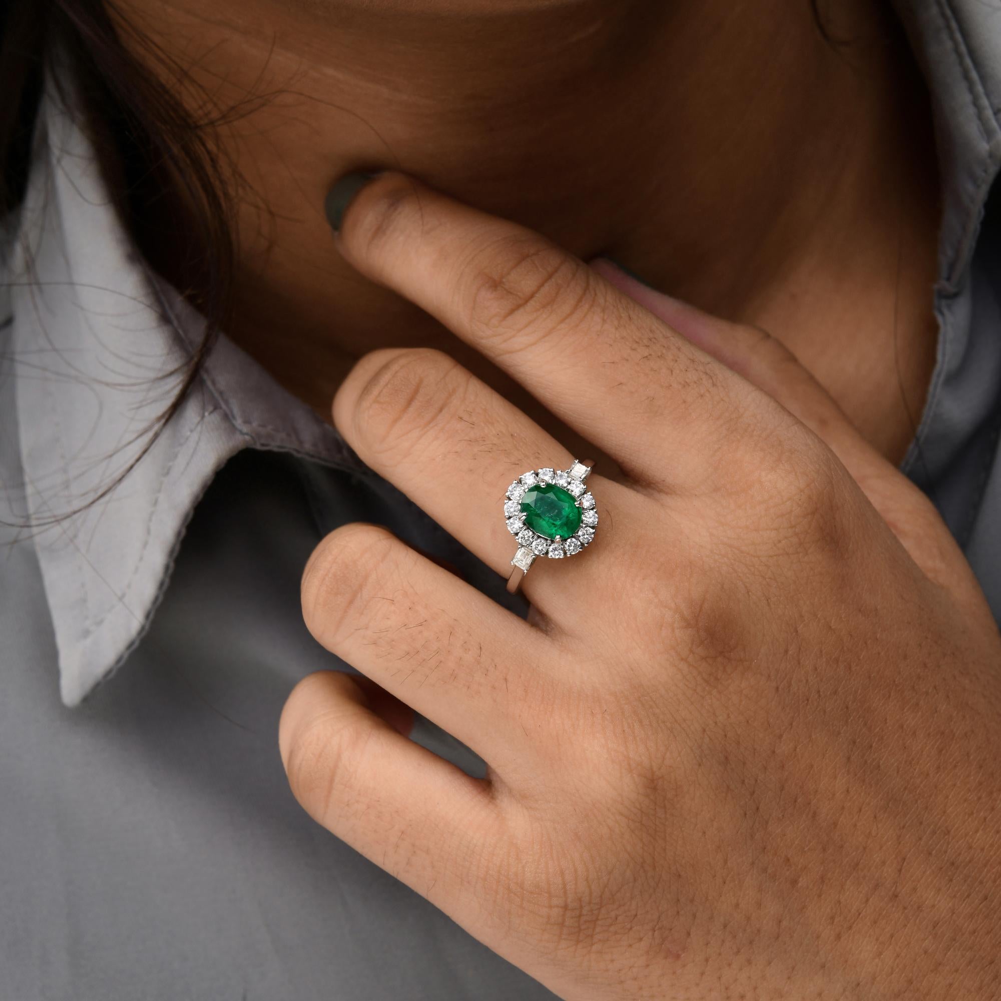 Anillo de esmeralda zambiana oval de 1,21 quilates Diamante SI/HI de 0,80 quilates Oro blanco de 14k en Nuevo estado para la venta en Diera, Dubai