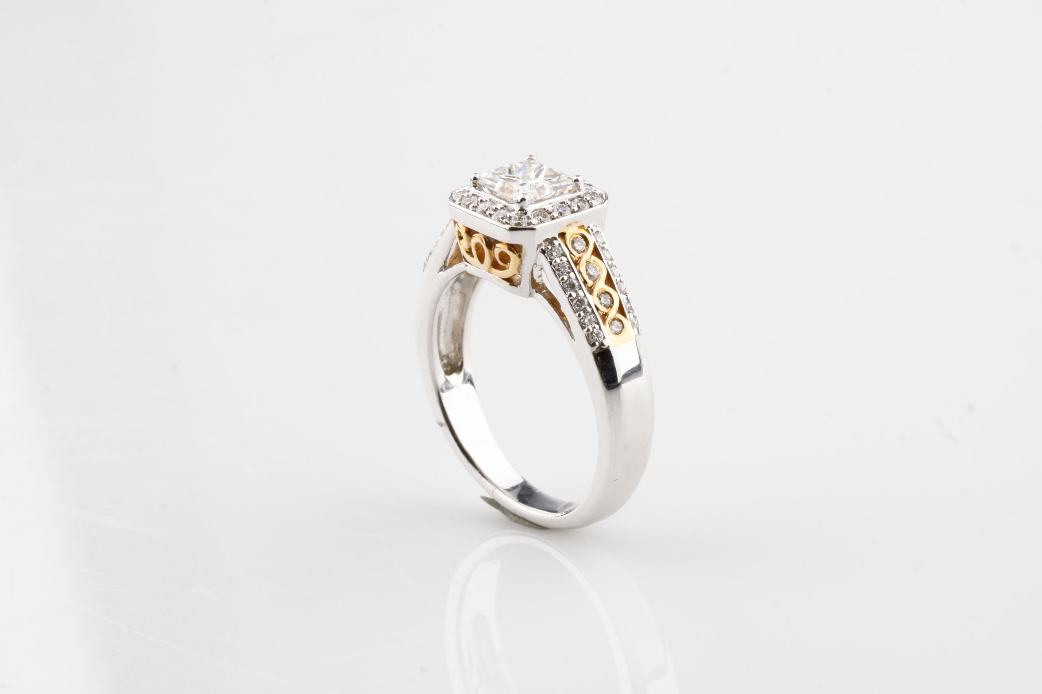Ring aus 14 Karat Weiß- und Gelbgold mit 1,21 Karat Diamant im Prinzessinnenschliff und Halo (Carréschliff) im Angebot