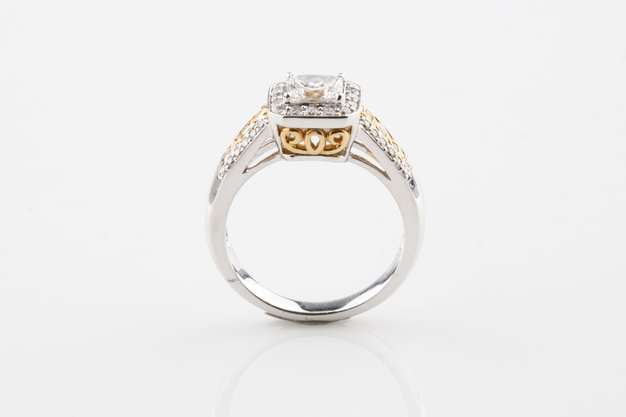 Ring aus 14 Karat Weiß- und Gelbgold mit 1,21 Karat Diamant im Prinzessinnenschliff und Halo im Zustand „Hervorragend“ im Angebot in Sherman Oaks, CA