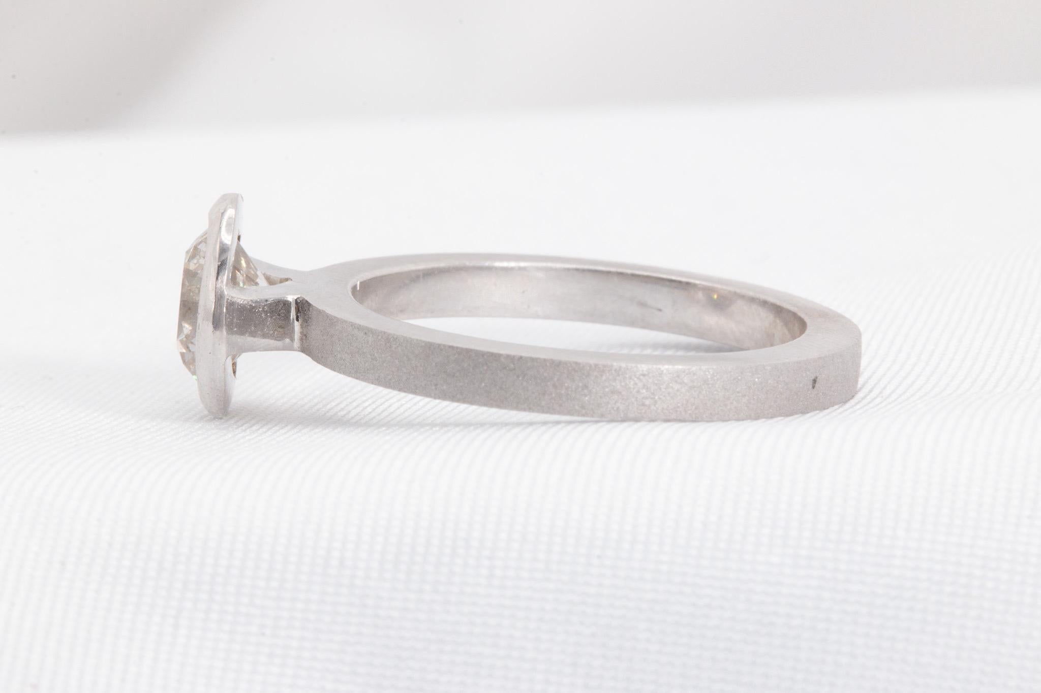 Moderne Bague solitaire contemporaine en or blanc 14 carats, diamant rond brillant de 1,21 carat en vente