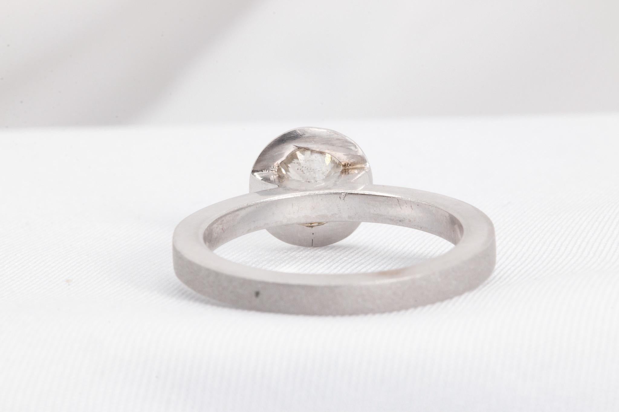 Taille ronde Bague solitaire contemporaine en or blanc 14 carats, diamant rond brillant de 1,21 carat en vente