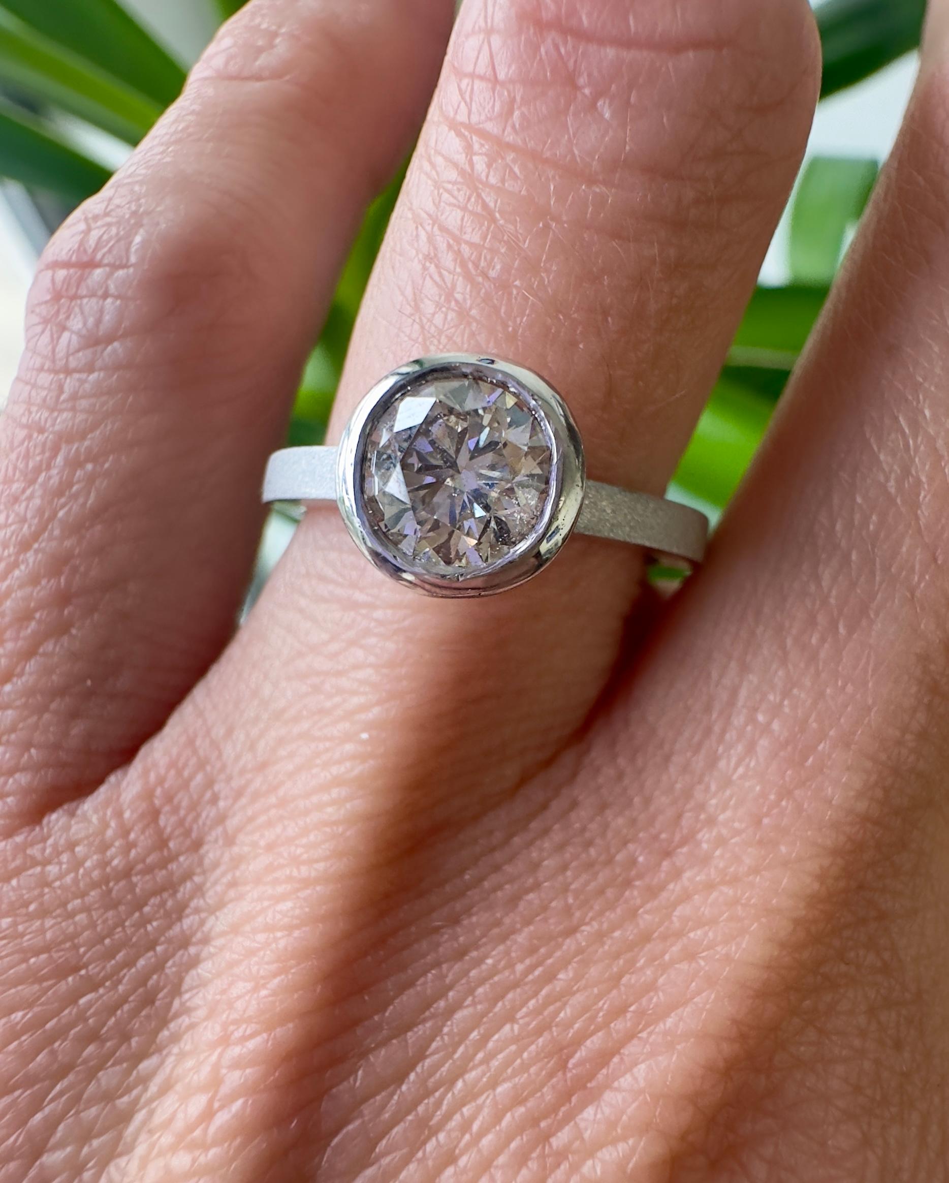 Bague solitaire contemporaine en or blanc 14 carats, diamant rond brillant de 1,21 carat Neuf - En vente à Houston, TX