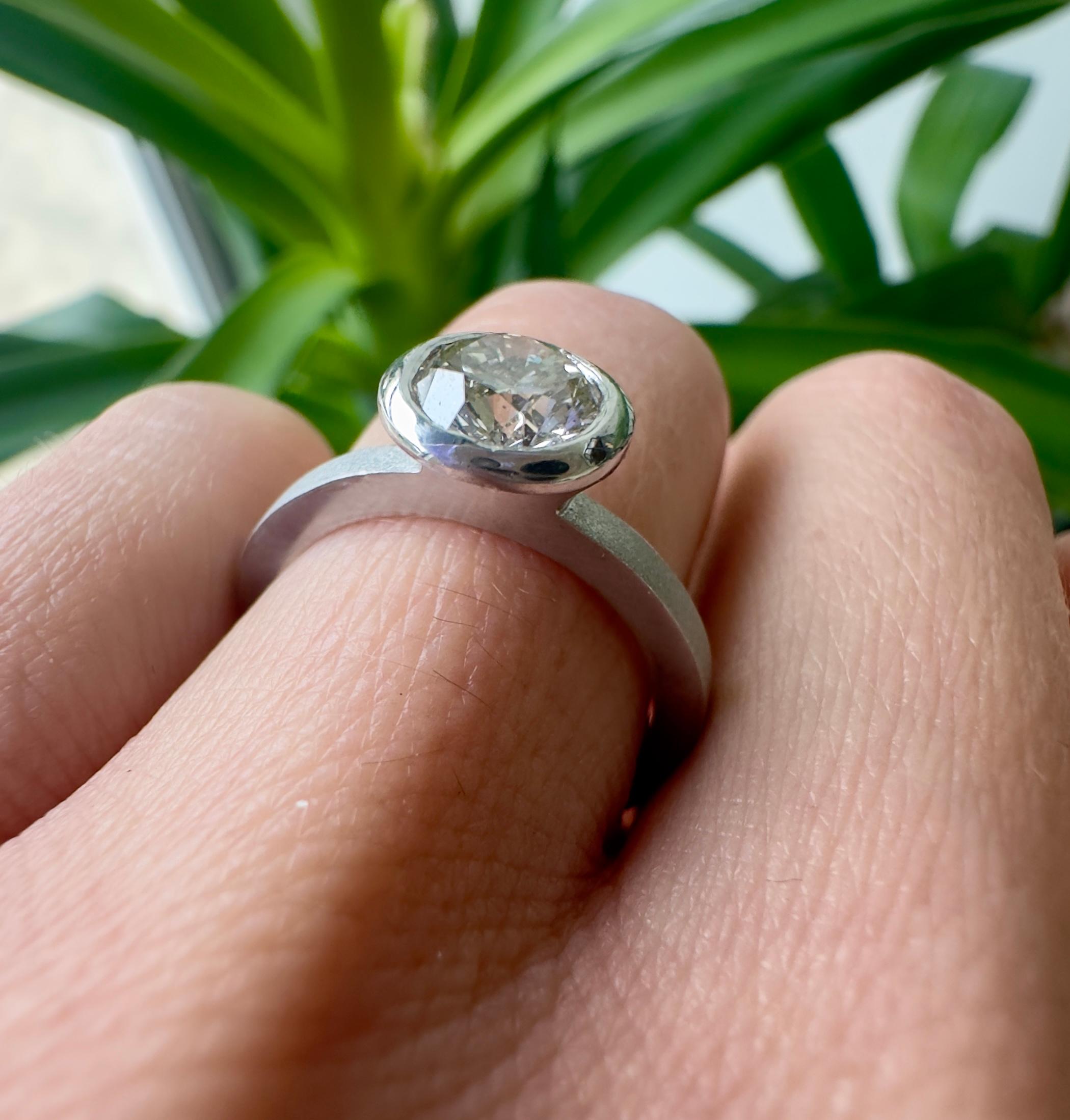 Bague solitaire contemporaine en or blanc 14 carats, diamant rond brillant de 1,21 carat Pour femmes en vente