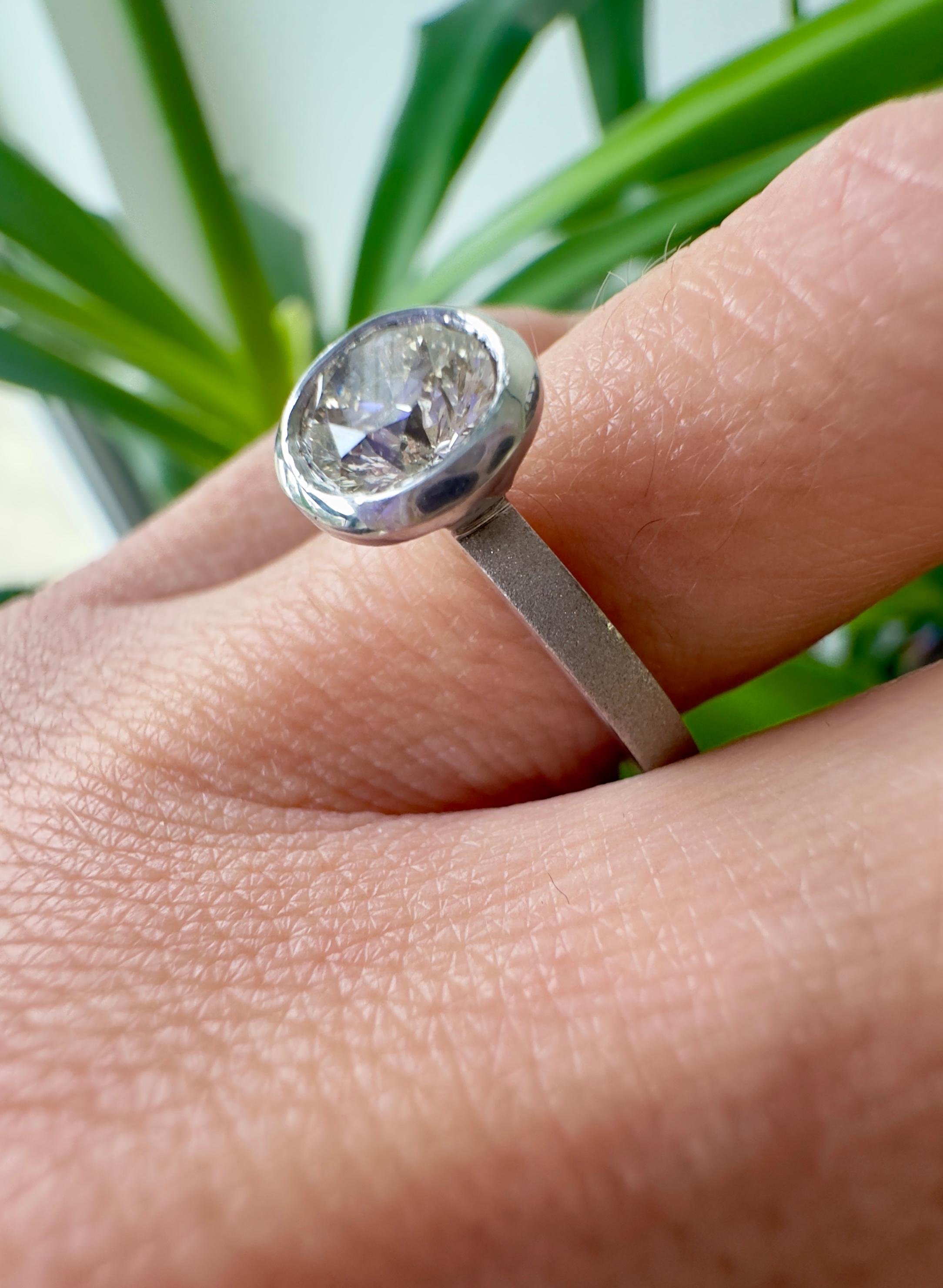 Bague solitaire contemporaine en or blanc 14 carats, diamant rond brillant de 1,21 carat en vente 1