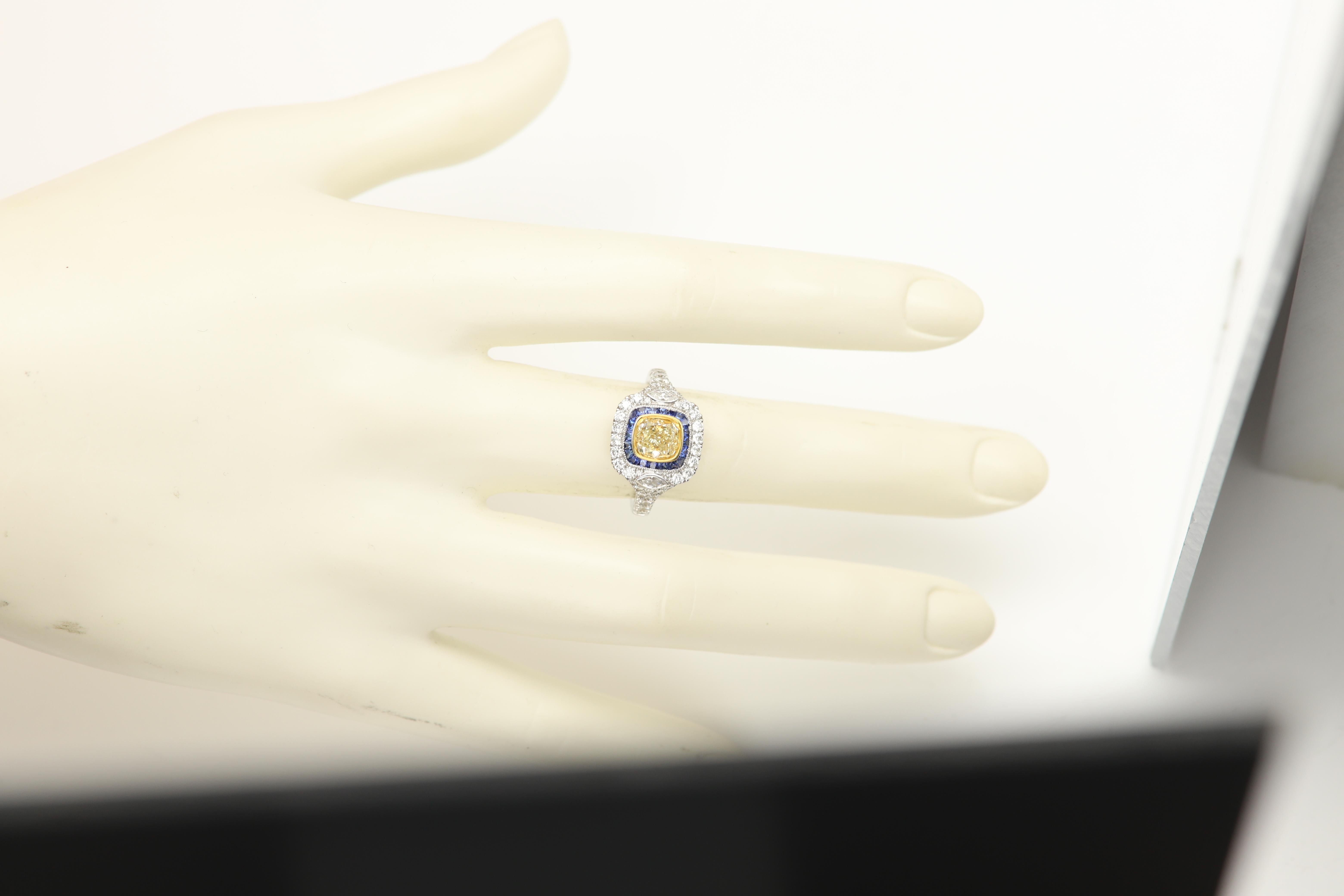Style Art Déco 
Bague de déclaration très audacieuse
Le centre est un diamant jaune naturel entouré de saphir bleu. 
Tous les côtés sont ornés de diamants blancs sertis en grappe.
Toutes les pierres sont naturelles
Or 18k bicolore  Poids