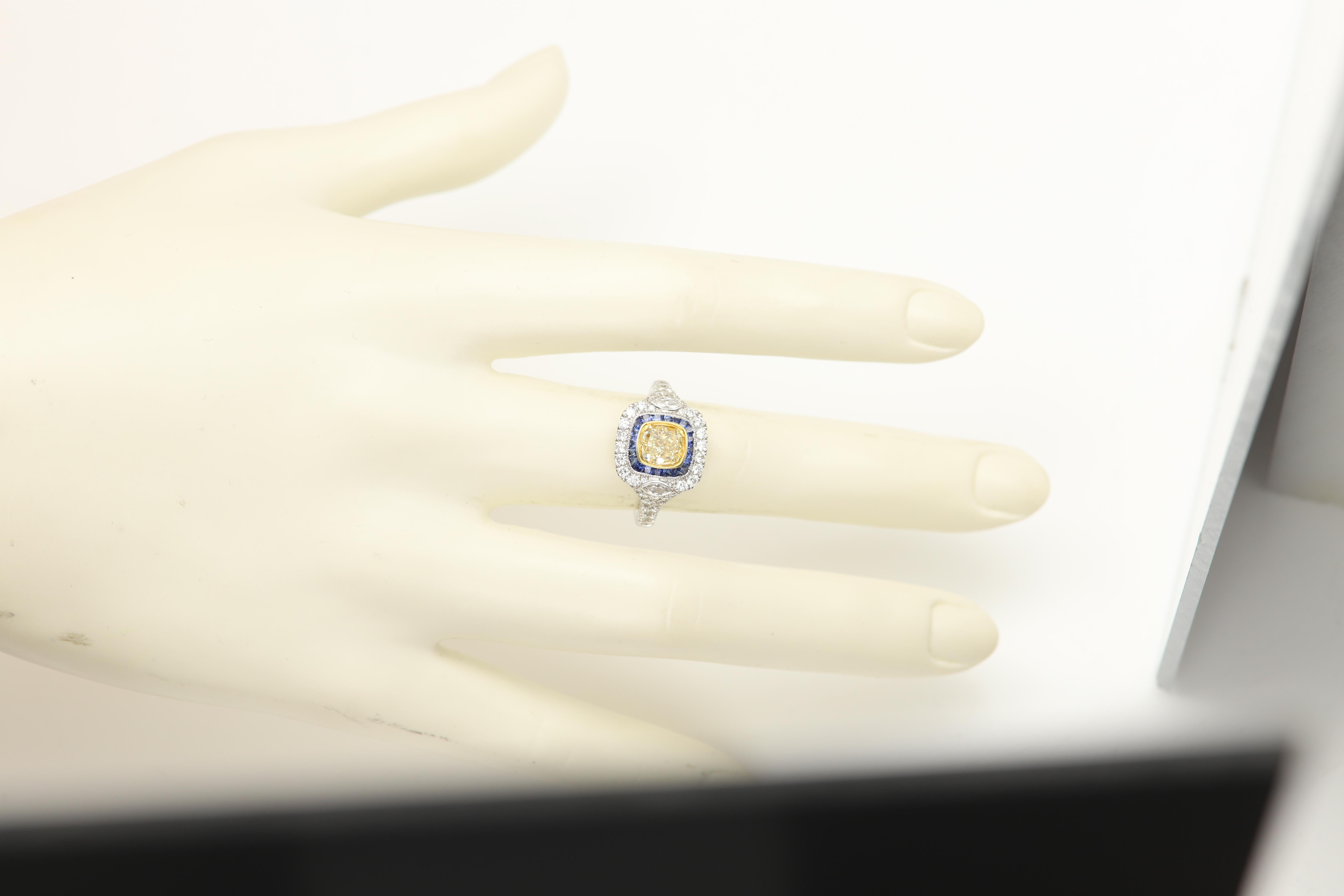Taille coussin Bague Art déco en or 18 carats 1,21 carat diamant jaune et saphir bleu en vente