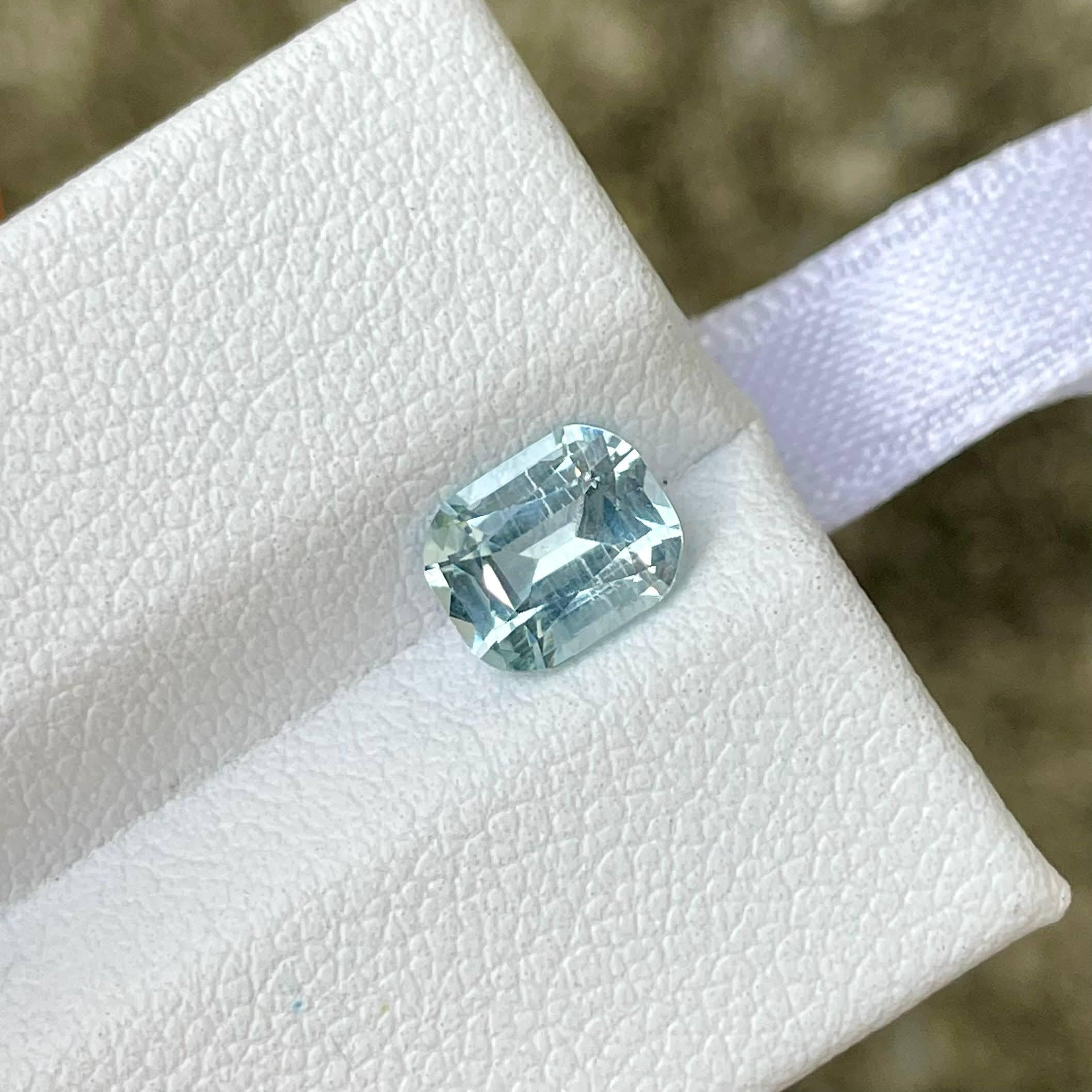 Poids 1,21 carats 
Dimensions 7,09x5,75x4,01 mm 
Traitement aucun 
Origine Afrique 
Clarity SI
Coussin de forme 
Coupe fantaisie 



Cette magnifique aigue-marine bleu clair de 1.21 carats, méticuleusement taillée en forme de coussin classique,