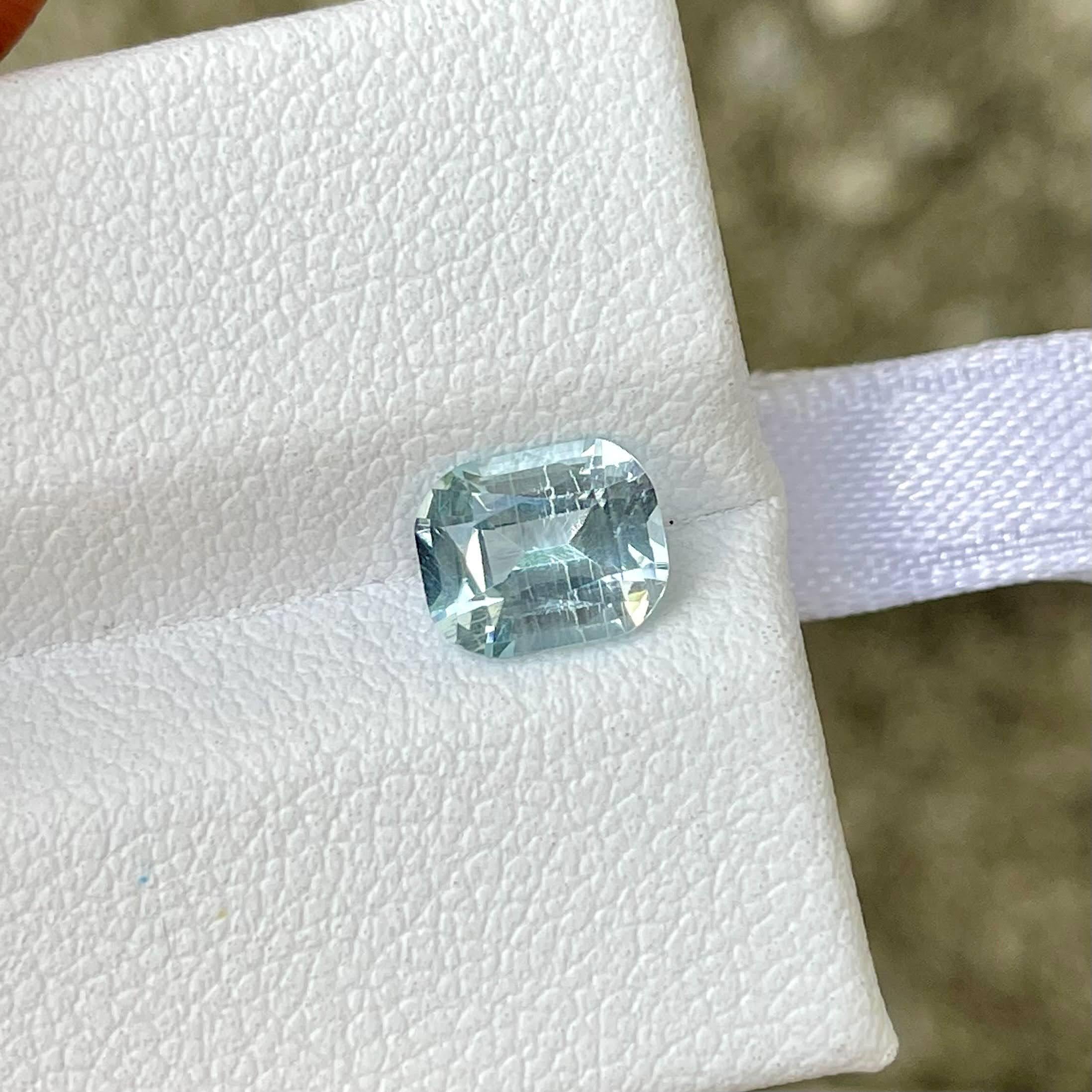 Moderne Aigue-marine bleu clair taille coussin, pierre précieuse naturelle africaine de 1,21 carat en vente