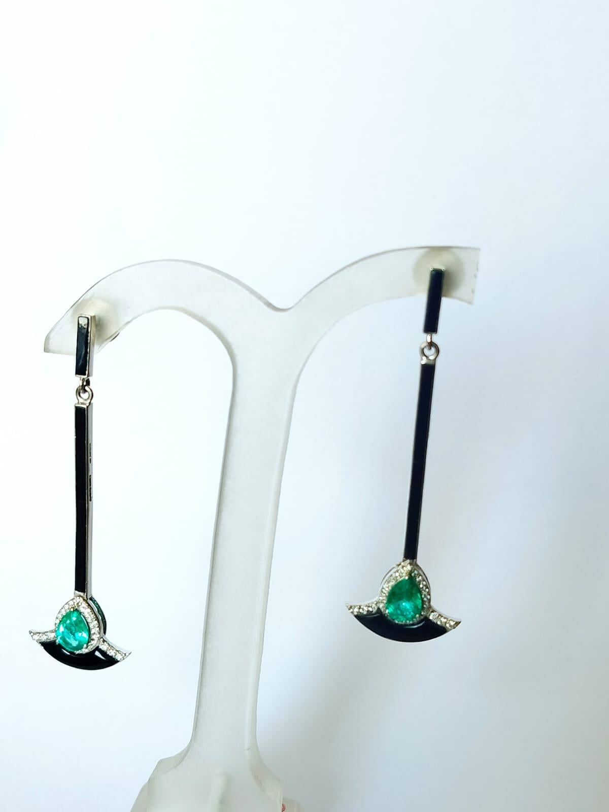 Women's 1.21 carats Natural Emerald, Black Enamel & Diamonds Chandelier Earrings For Sale