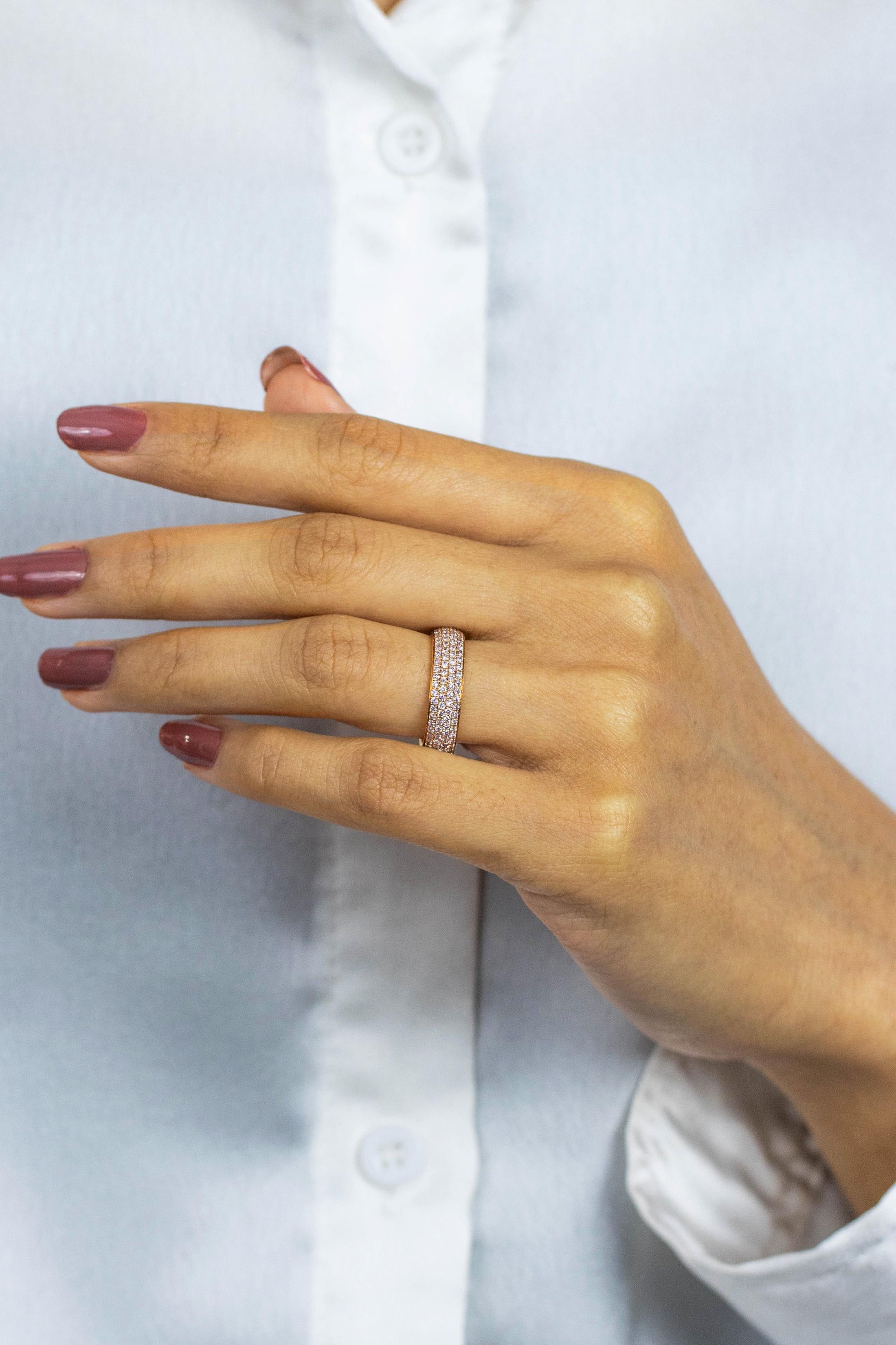 Taglio rotondo Fascia nuziale a eternità con diamante rosa rotondo a quattro file di 1,21 carati totali in vendita