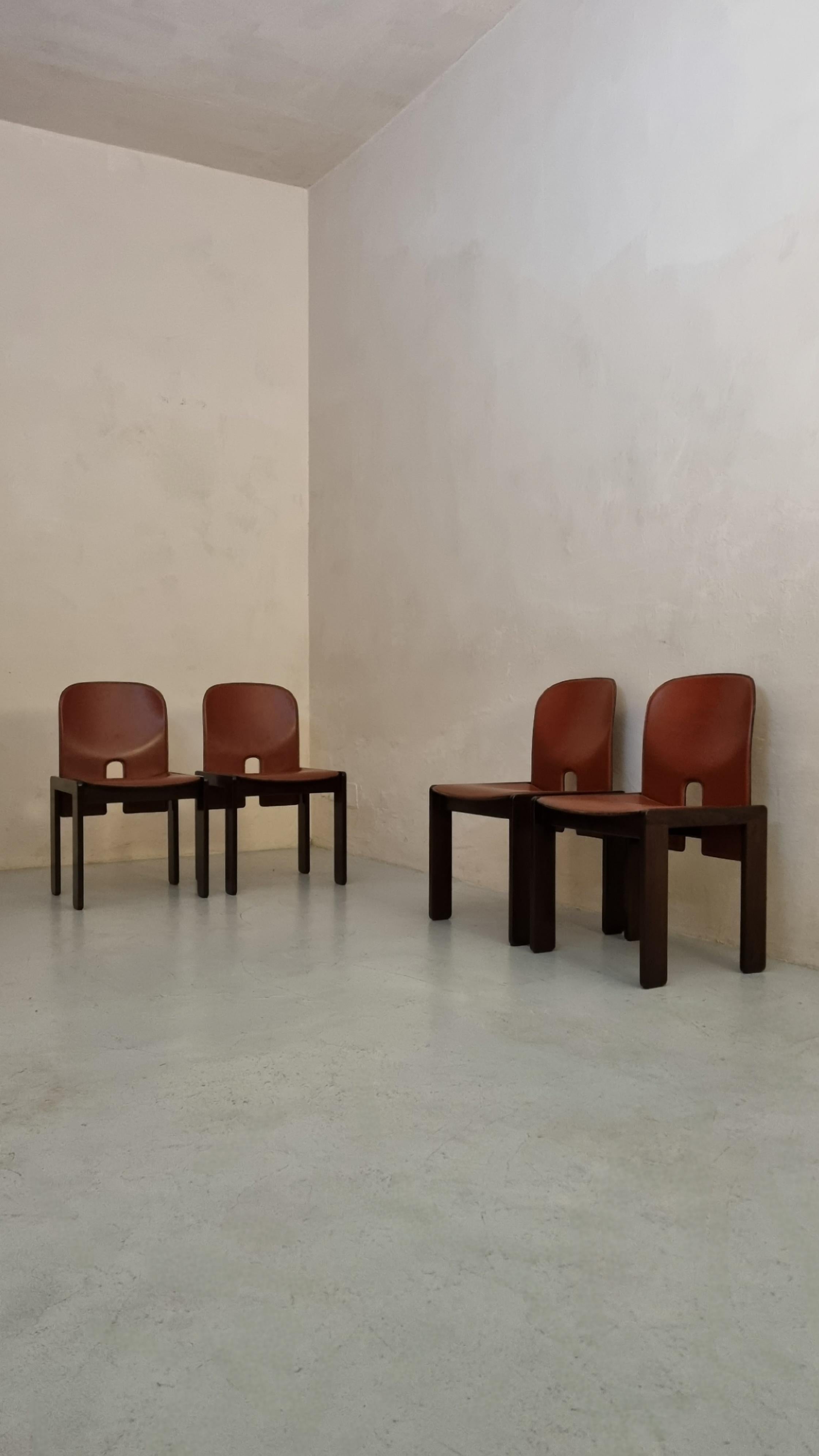 Set di 4 sedie mod. 121 disegnate da Afra e Tobia Scarpa per Cassina nel 1965.
Struttura in legno di noce tinto, sedute in pelle.

Tobia Scarpa nasce a Venezia nel 1935, dove si laurea in architettura, con la moglie Afra Bianchin  avvia uno studio