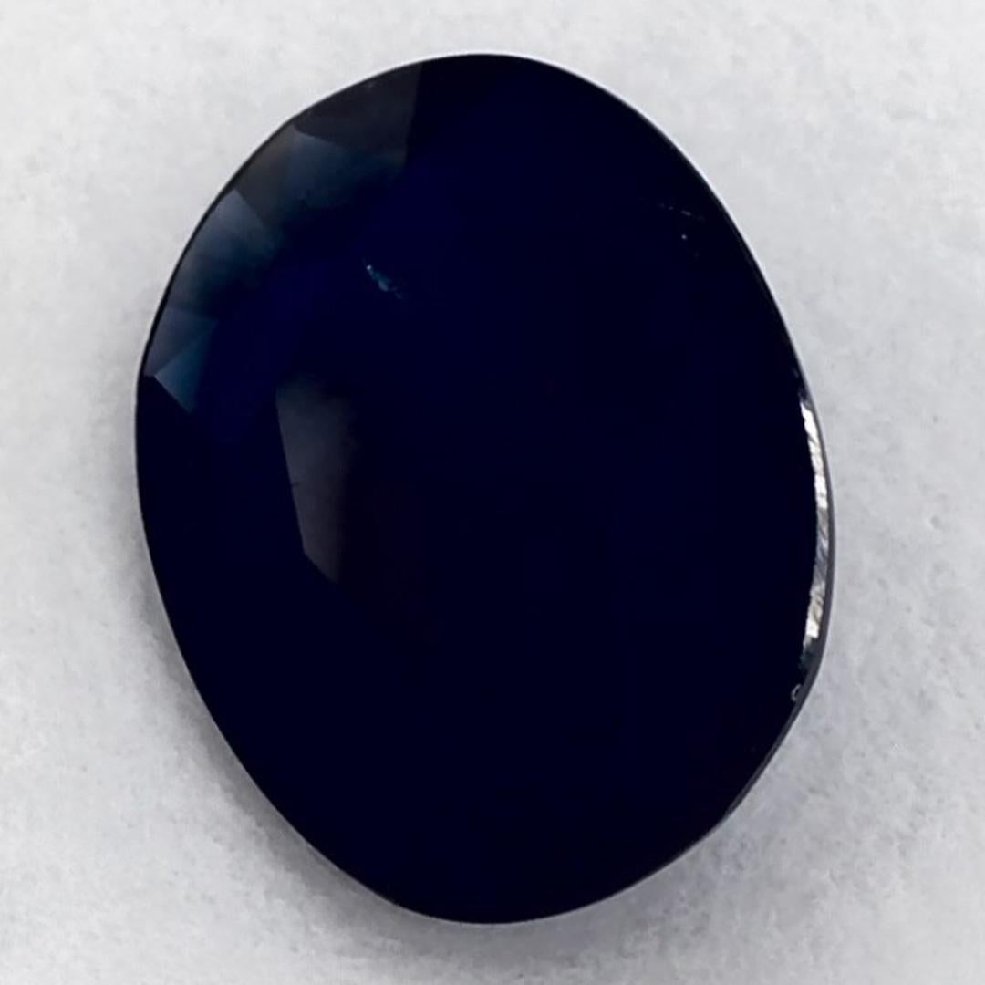 Questo zaffiro blu naturale offre eleganza e raffinatezza. Con la sua ricca saturazione del colore e il taglio preciso, è il centro perfetto per un anello di fidanzamento o un design di gioielli di lusso.

Questo zaffiro proviene dallo Sri Lanka